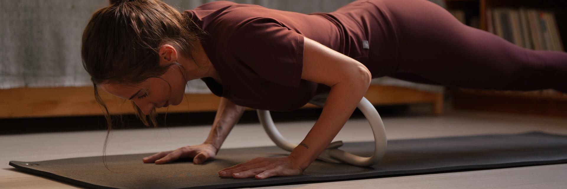 Kobieta ćwicząca pilates z obręczą na macie