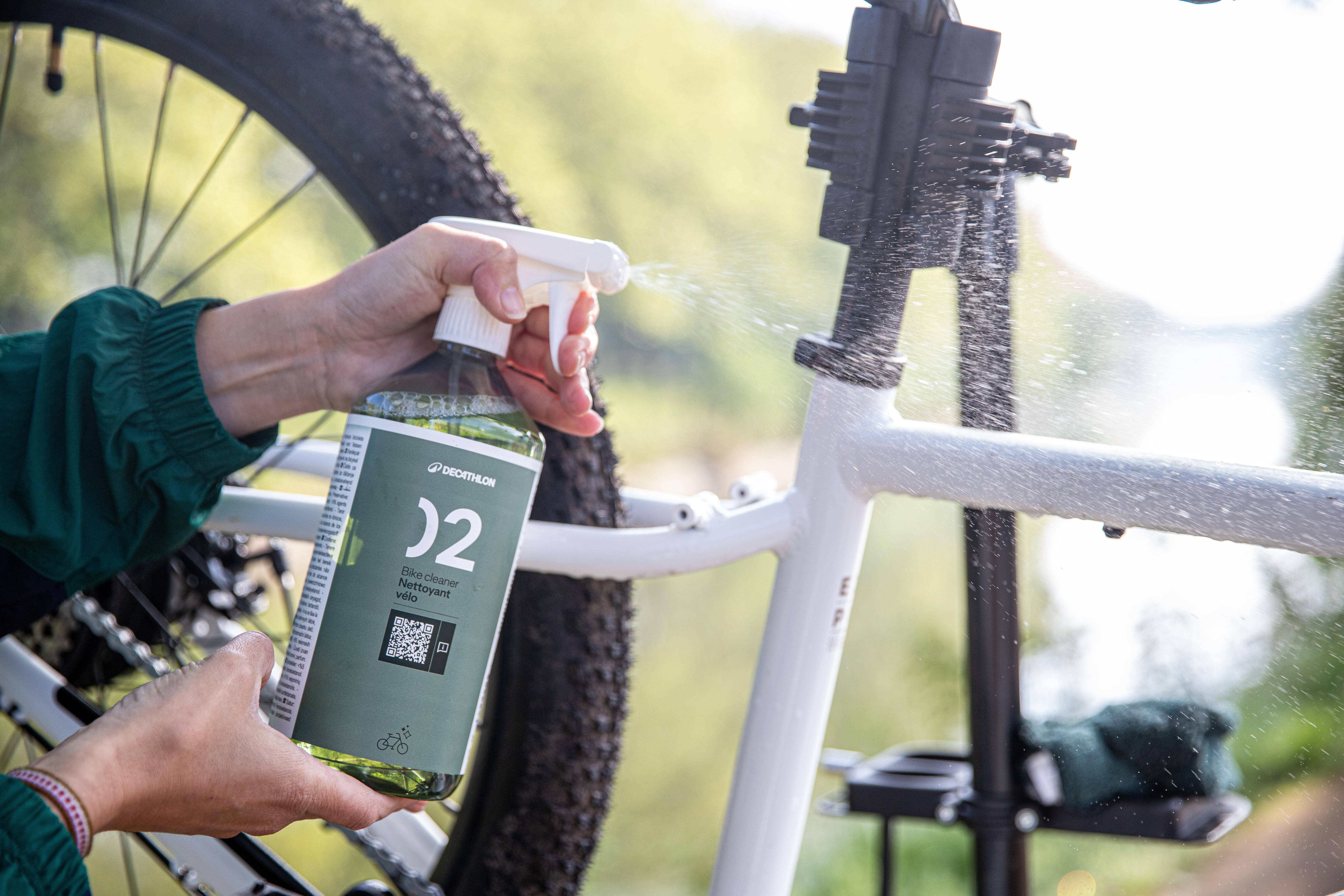 Cleaning a mountain bike with bike cleaner