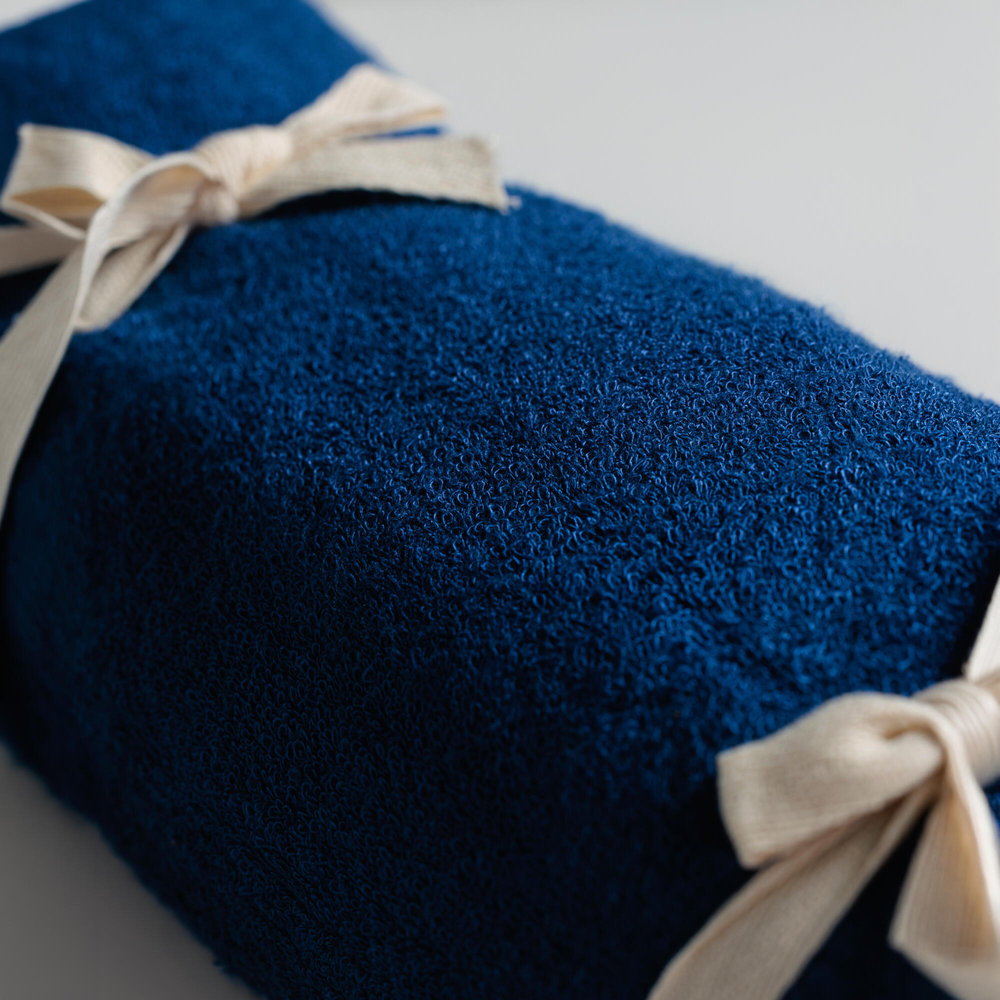 Telo mare in spugna bamboo e cotone blu 7/8