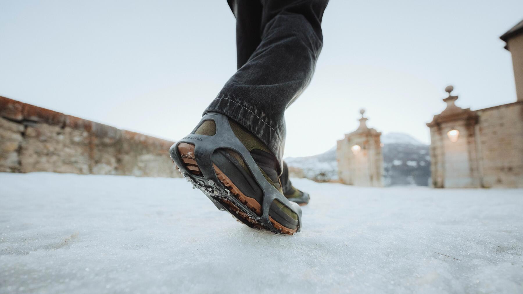 Diese Hikingschuhe wurden mit Grödeln versehen