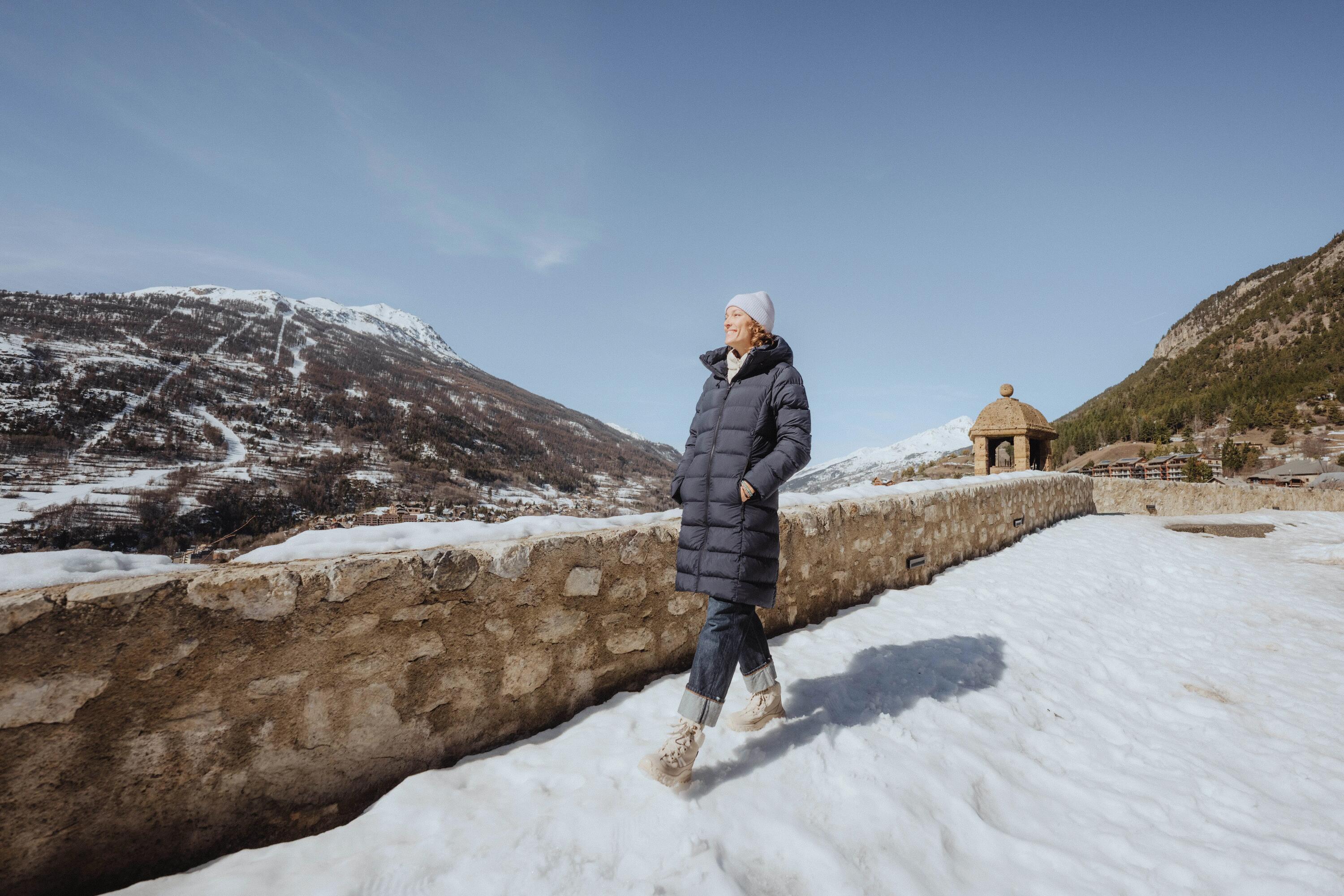 Frau läuft durch Schnee