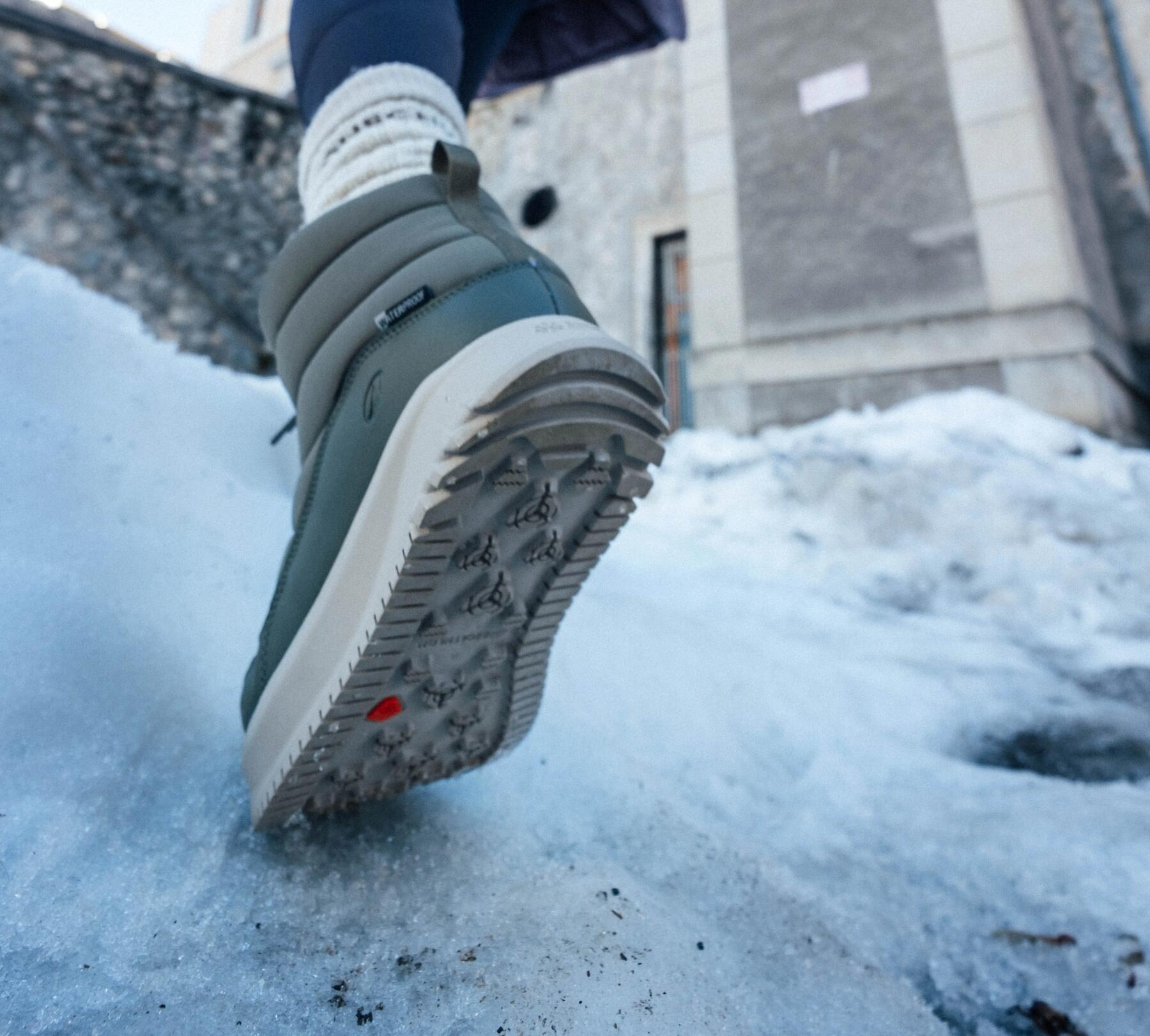 Ein Kind hat die passenden Hikingschuhe gewählt