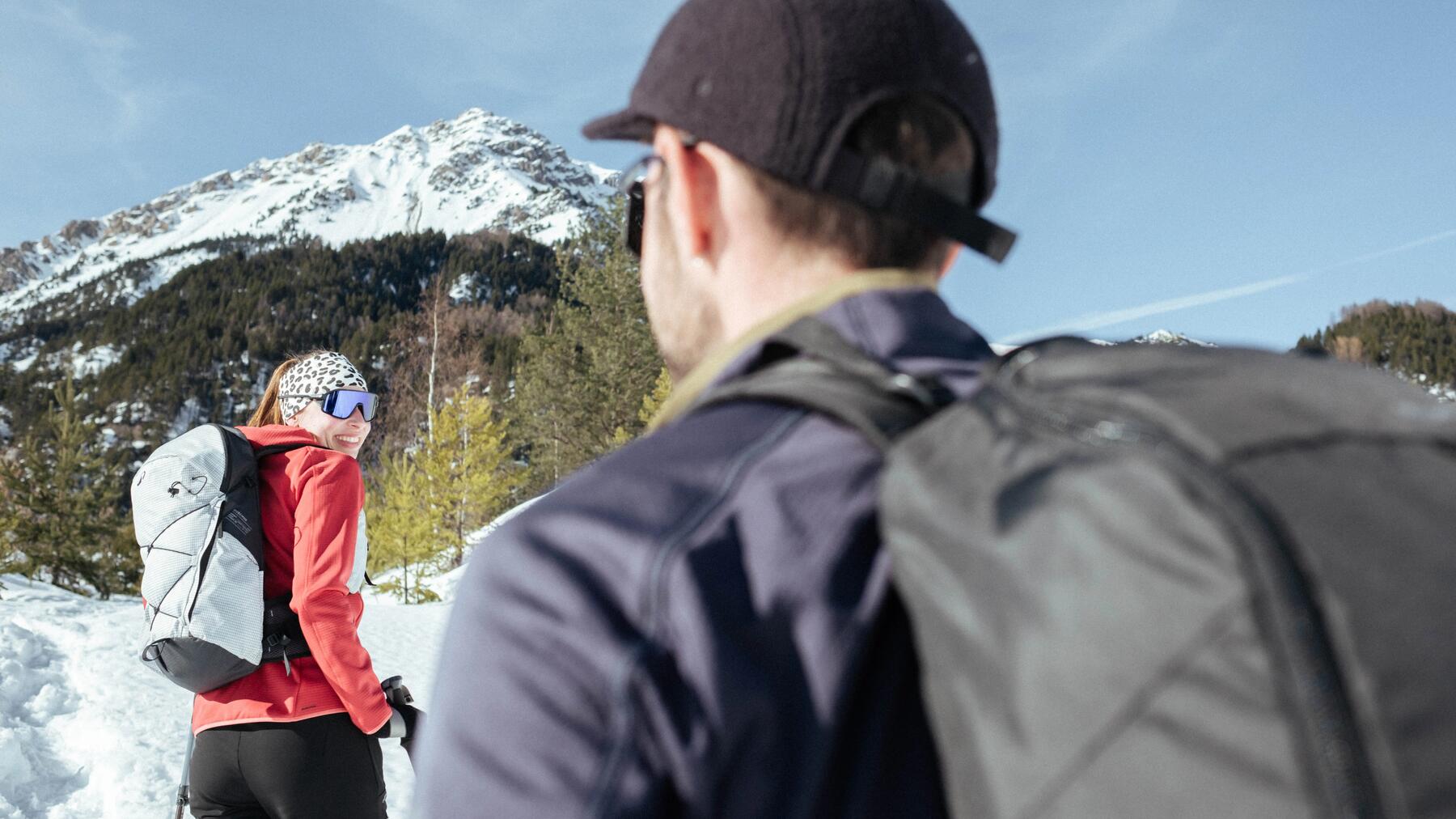 Zwei Personen haben beim Wandern einen Rucksack dabei