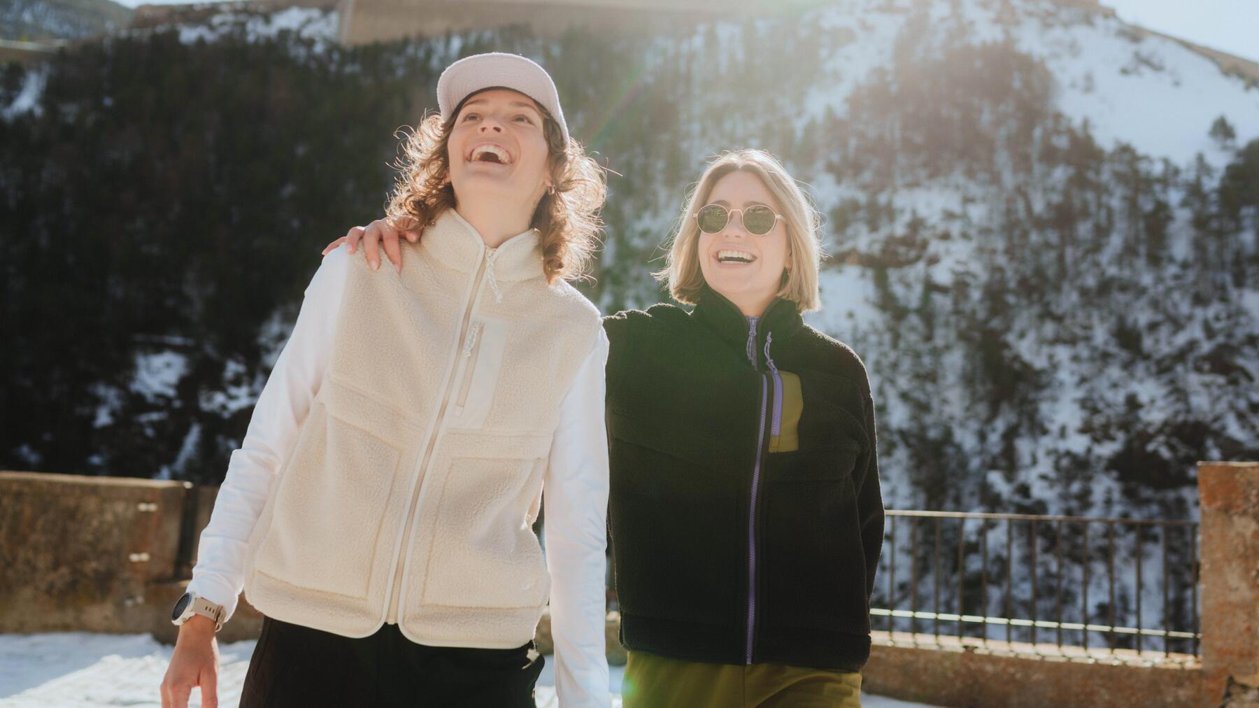 Zwei Frauen haben die richtigen Wanderschuhe gewählt