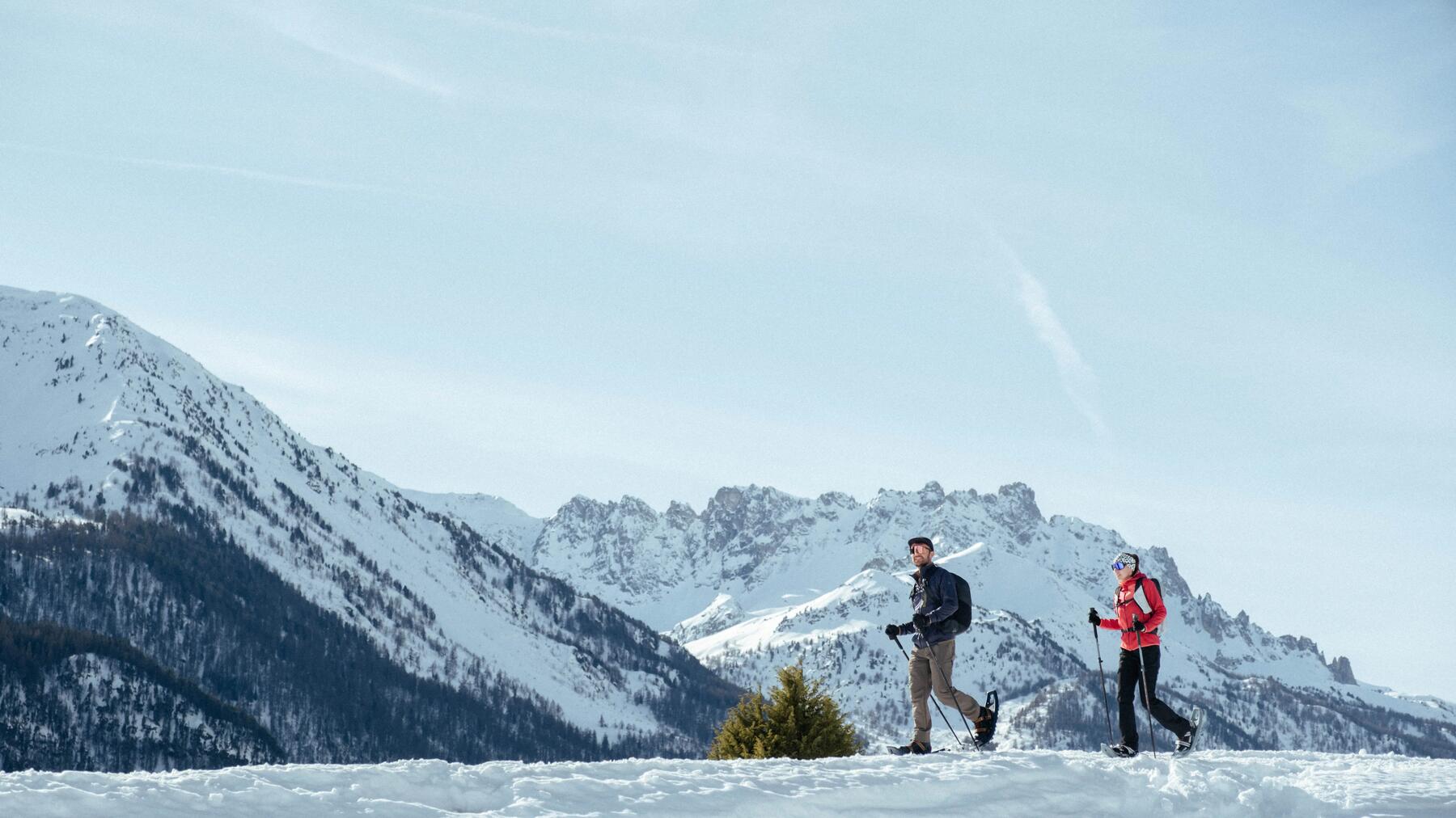 Zwei Personen wandern mit Sonnebrillen im Schnee