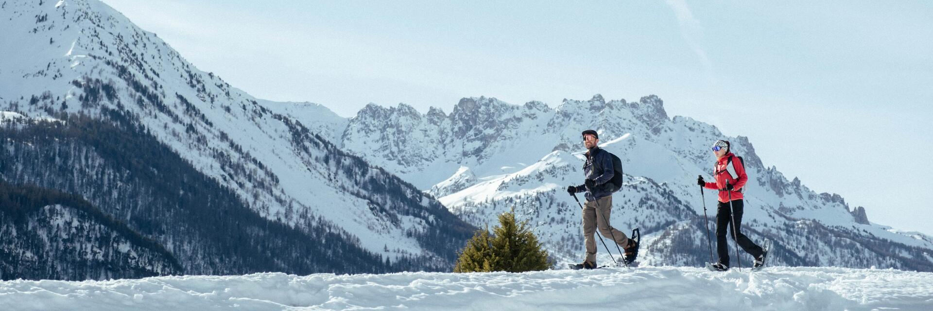 Ein Paar trägt Hikingschuhe auf dem Berg im Winter