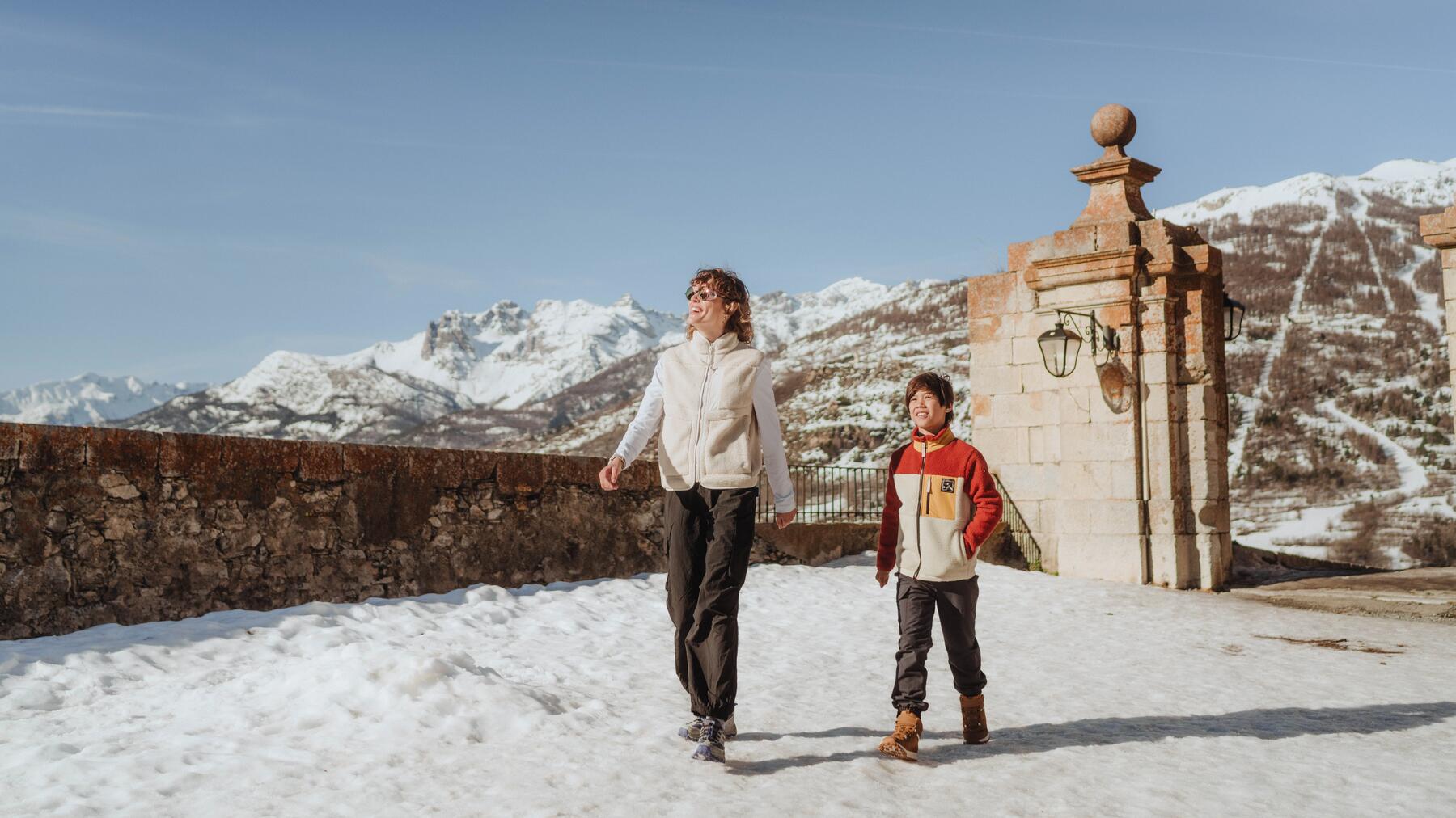 Zwei Personen tragen Winterwanderschuhe am Berg