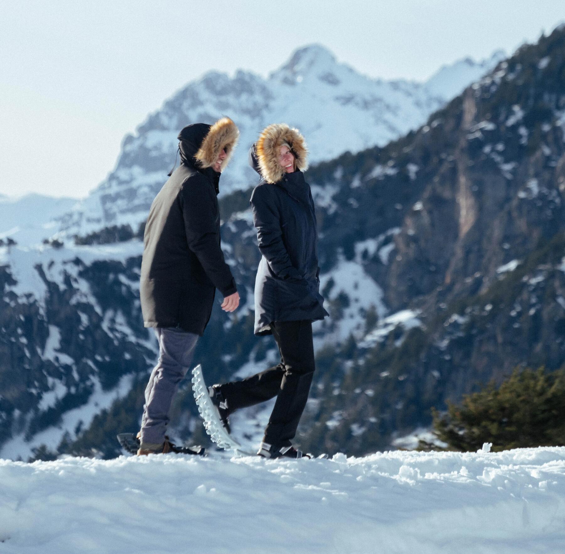 Ein Paar trägt im Winter Wanderschuhe