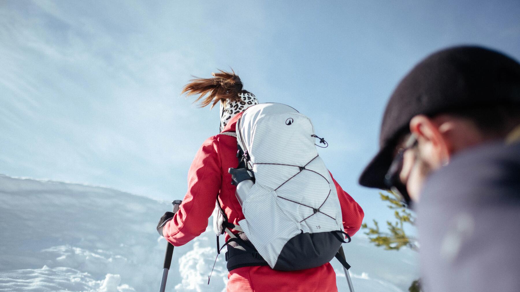 Eine Frau trägt einen Rucksack