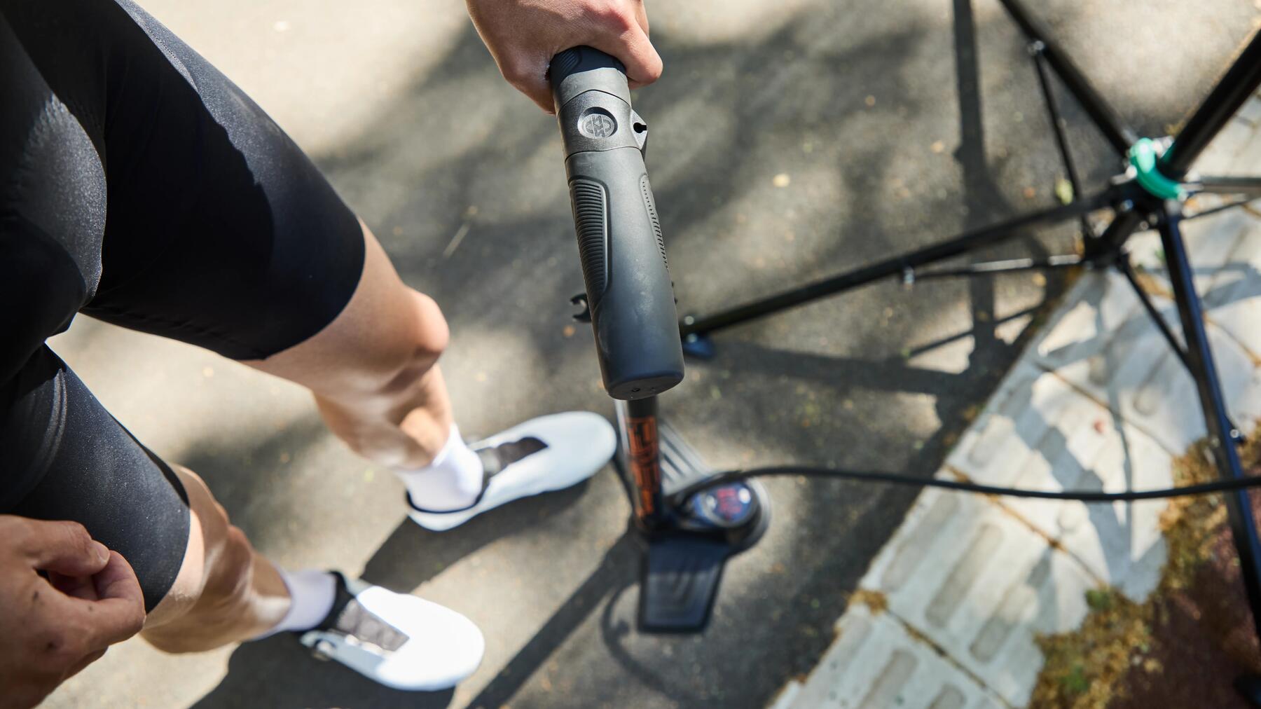 Eine gute Fahrradpumpe wird am Fahrrad genutzt