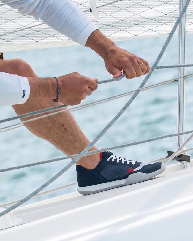 vue d'une basket de pont 500 decathlon portée sur un bateau