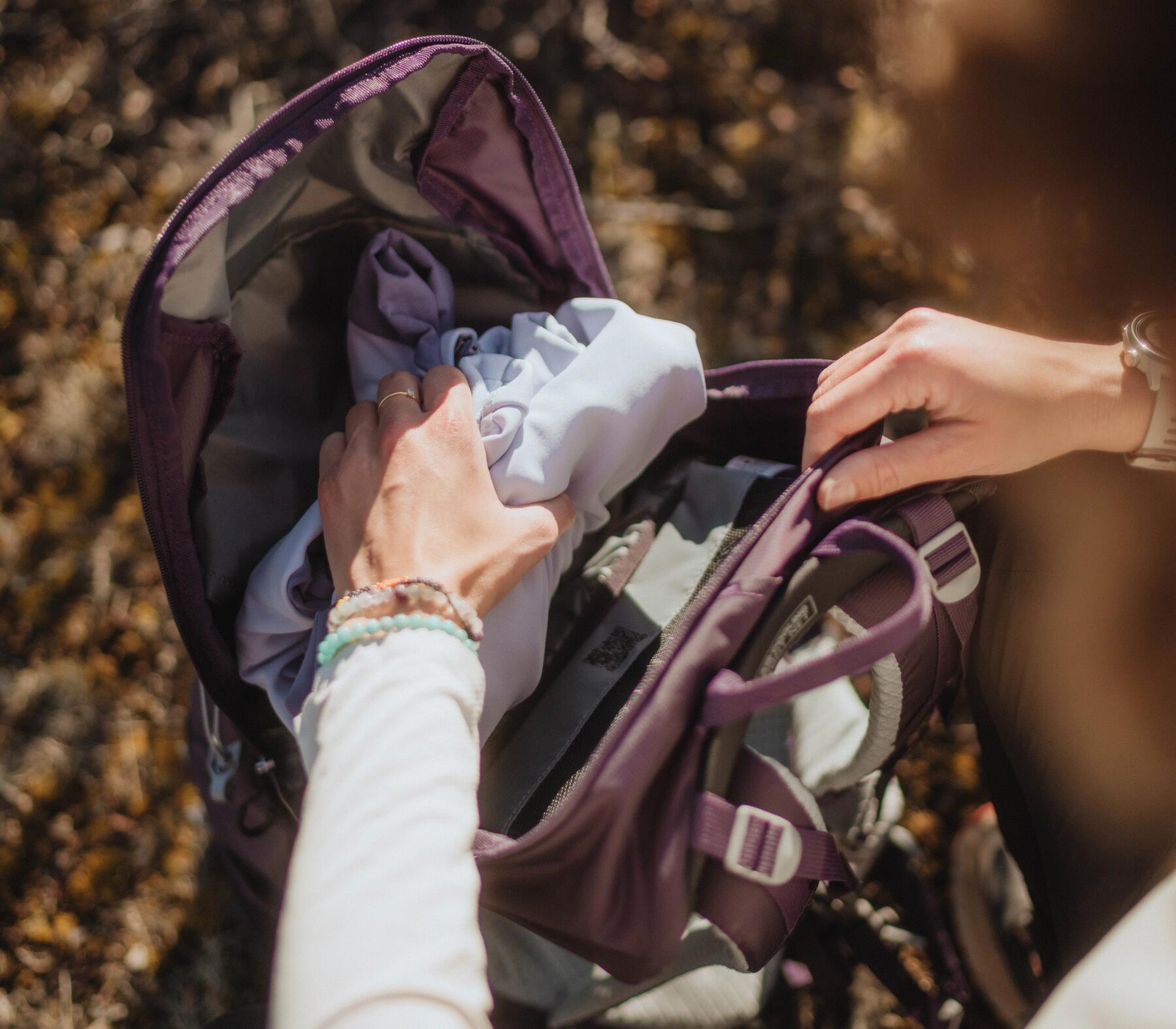 Eine Frau packt ihren Rucksack für die Tour