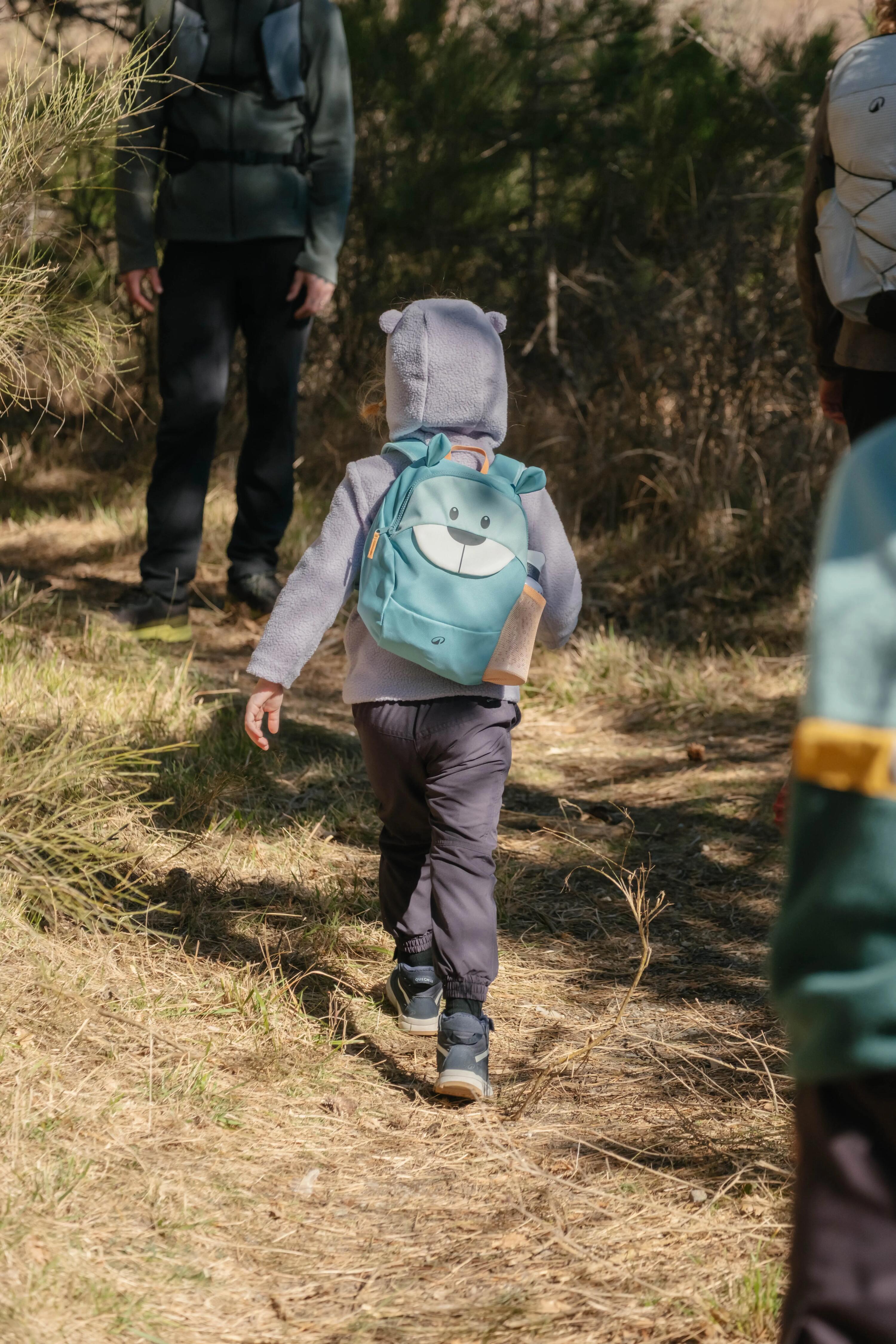 Kind im Wald bei Wanderung mit Wanderausrüstung