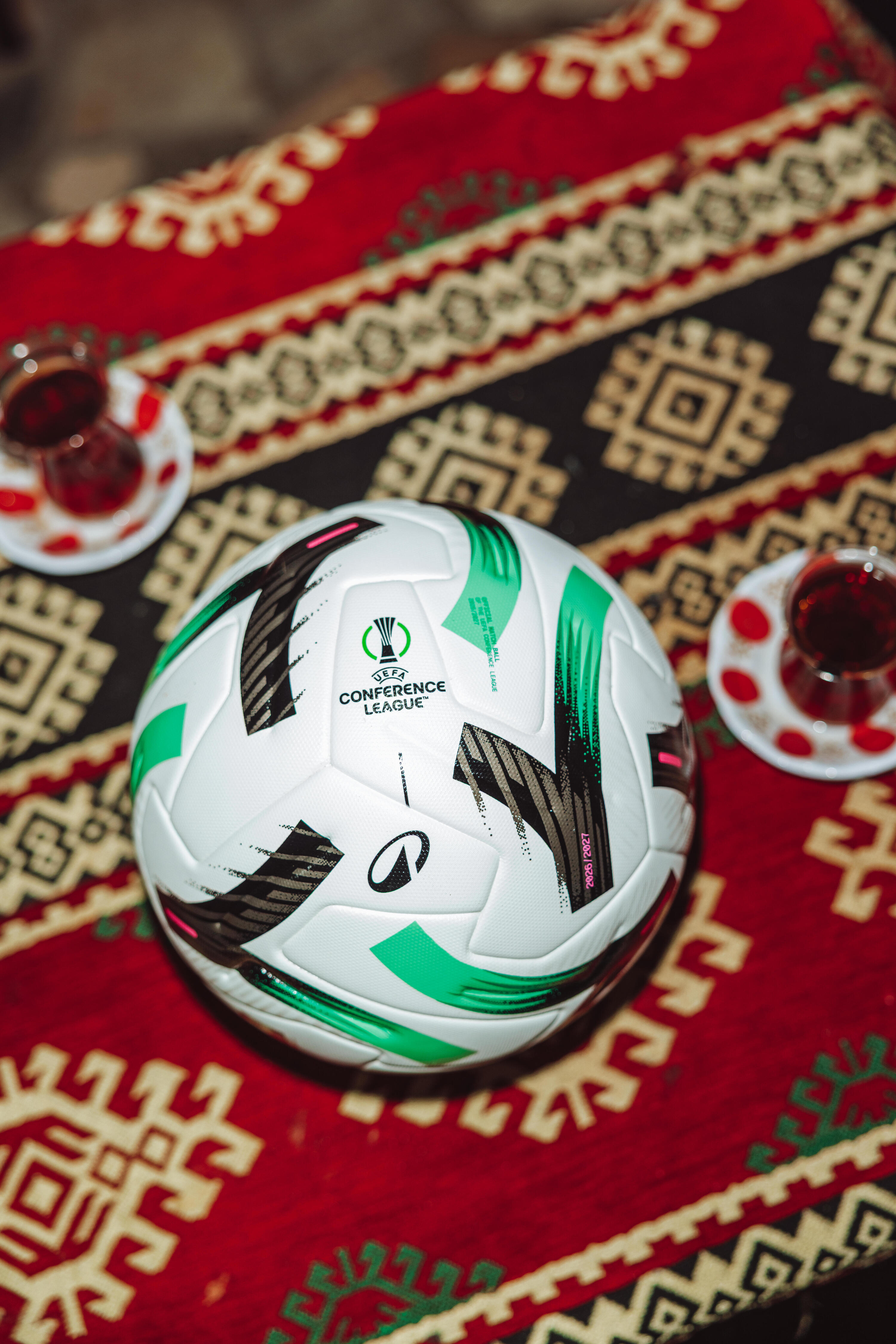 Oficiální míč Konferenční ligy UEFA 26/27 velikost 5 v prodeji v krabici 11/15