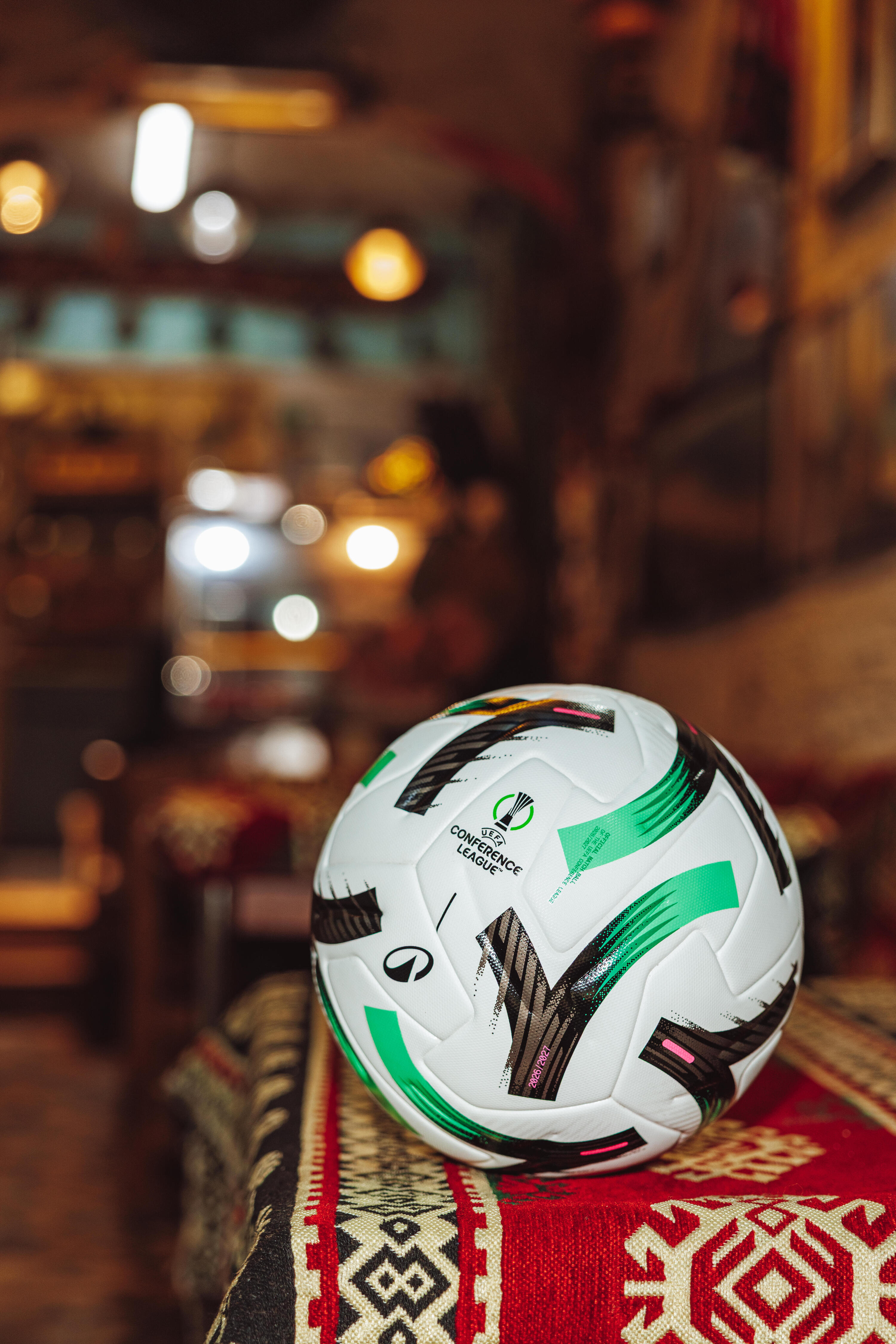 Oficiální míč Konferenční ligy UEFA 26/27 velikost 5 v prodeji v krabici 12/15
