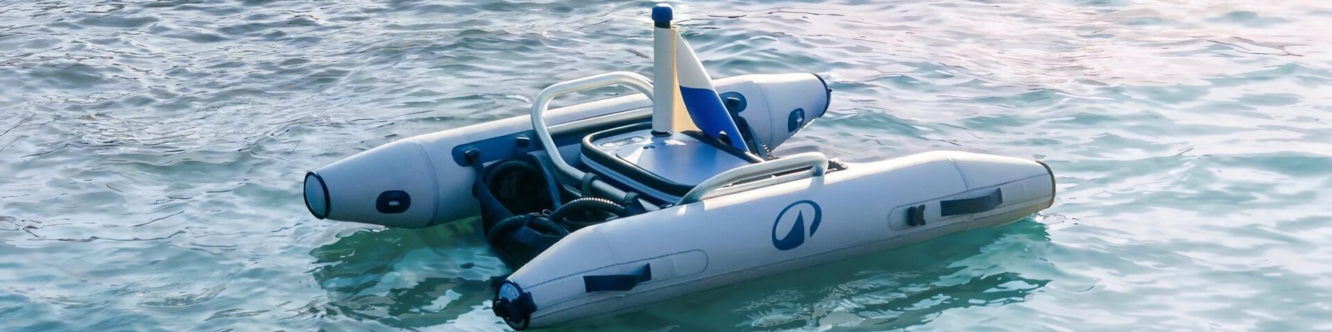 Mergulhador no fundo do oceano com barbatanas de mergulho com Garrafa Volo Race