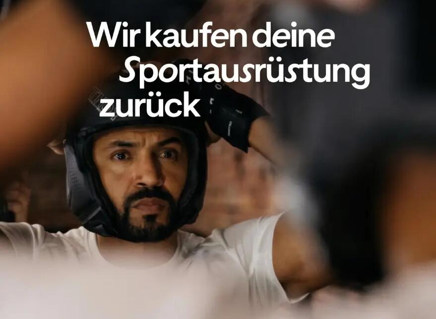 mężczyźni stojący w spodenkach do trenigu muay thai