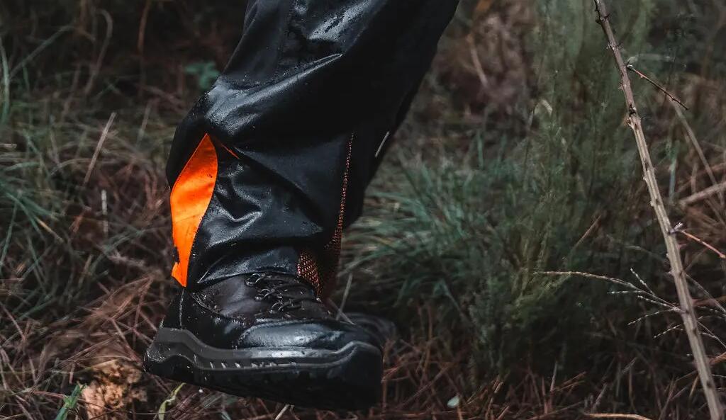 Focus sur une paire de chaussures portée par un bécassier au milieu des bois