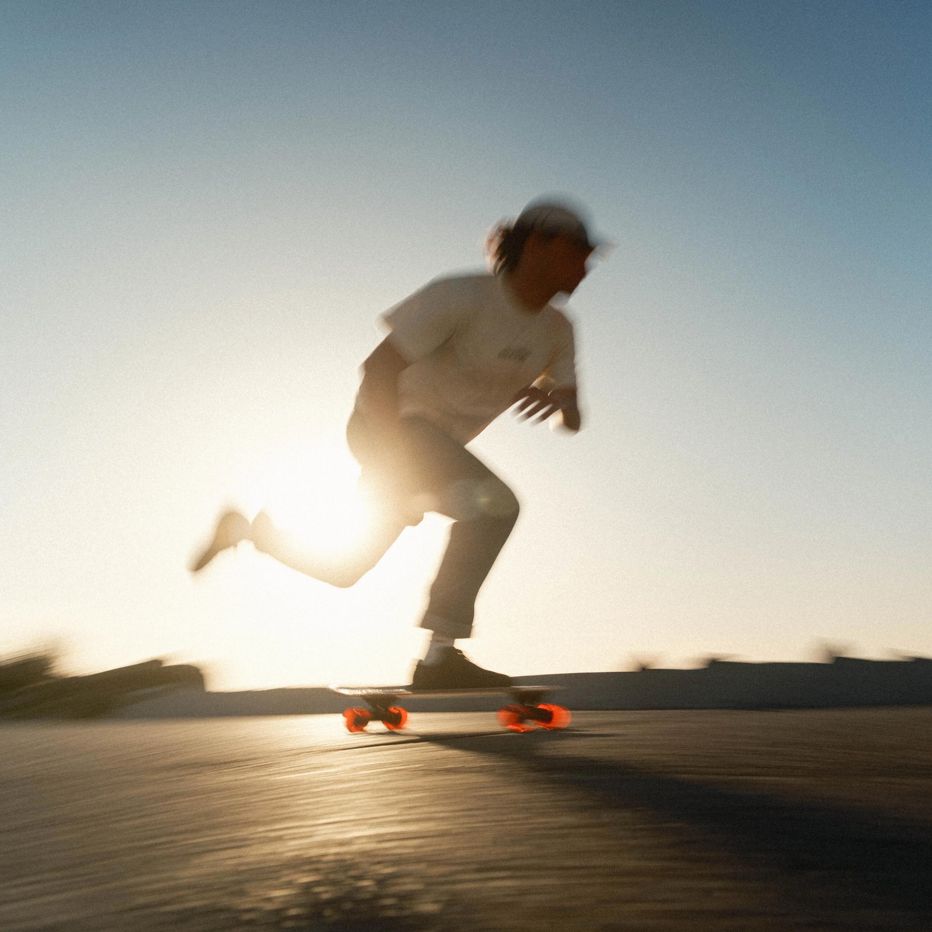 Patinador con tabla de skate y ropa de Decathlon