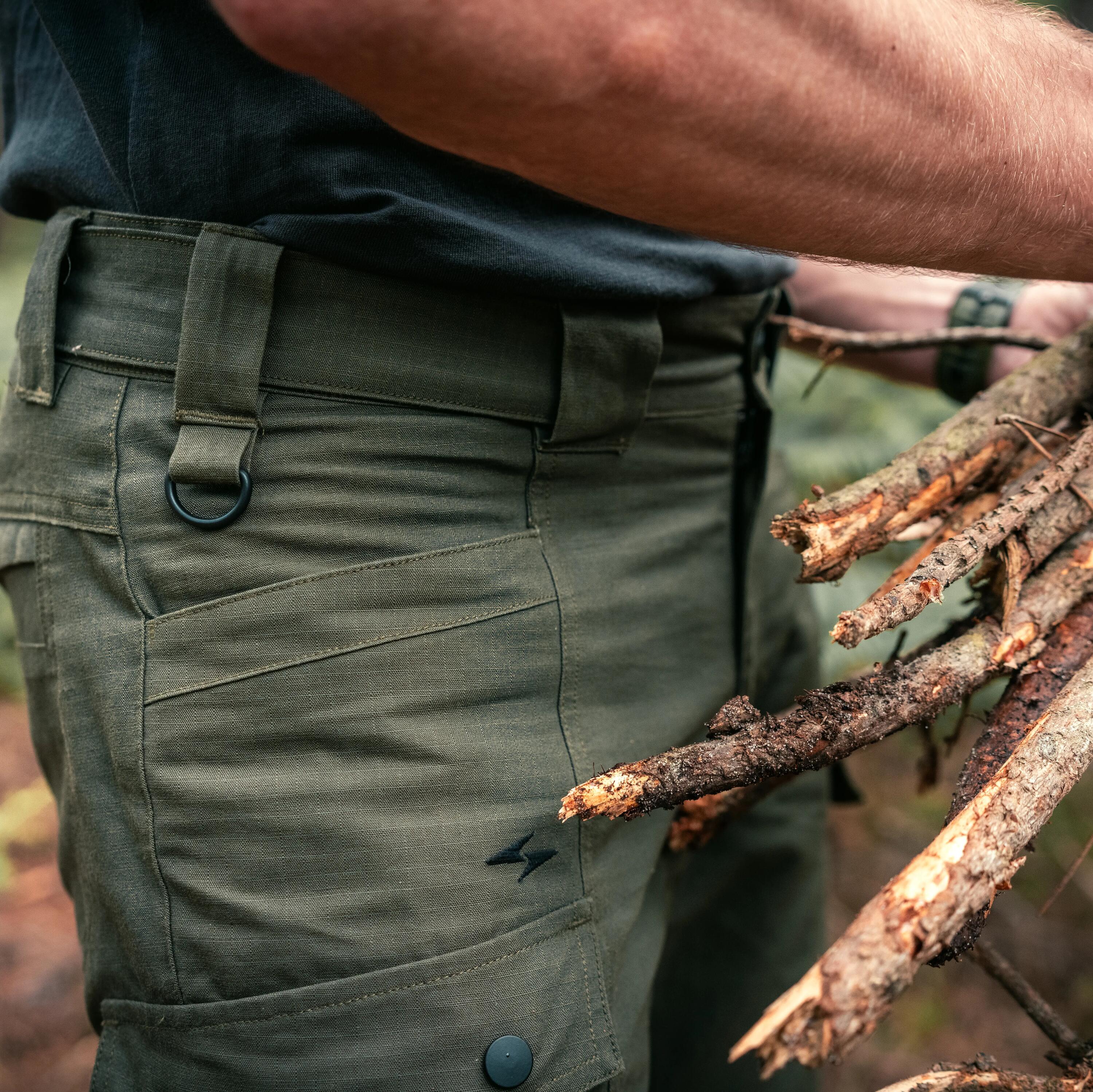 Un homme porte des bouts de bois