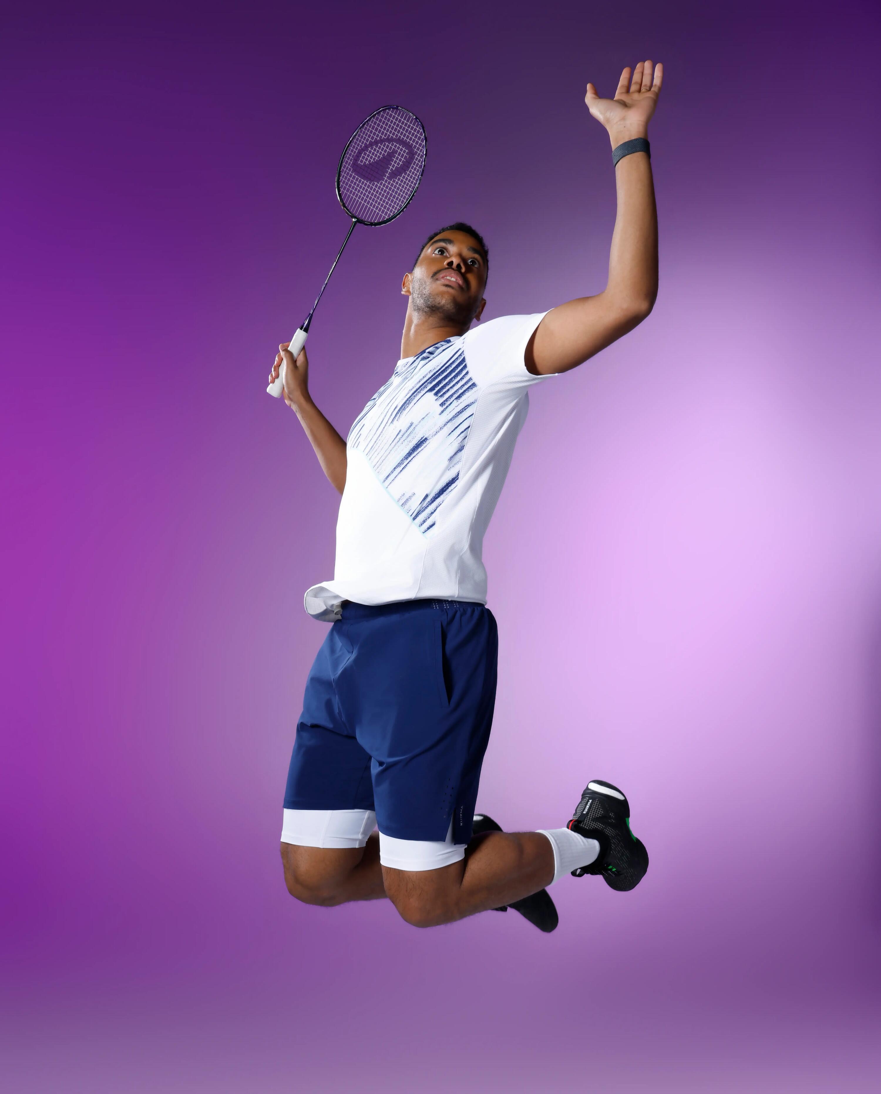 Ein Badminton-Spieler, der im Sprung zum Schlag ausholt.