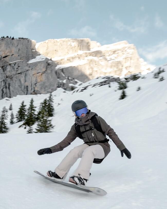 Snowboard und im Hintergrund weiße Berge