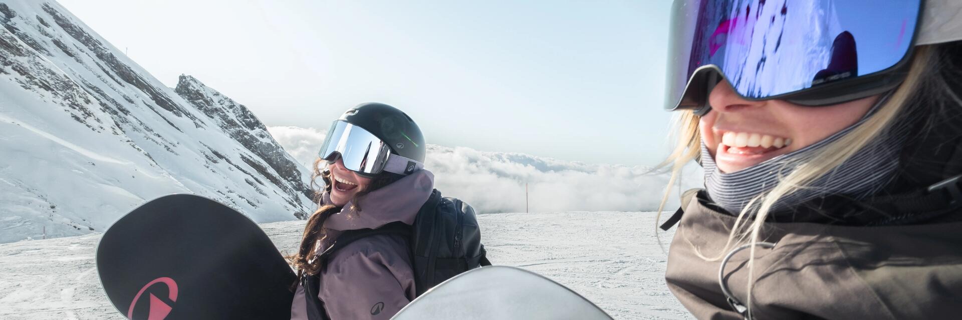 Homme et femme en snowboard avec casque de ski et masque Decathlon