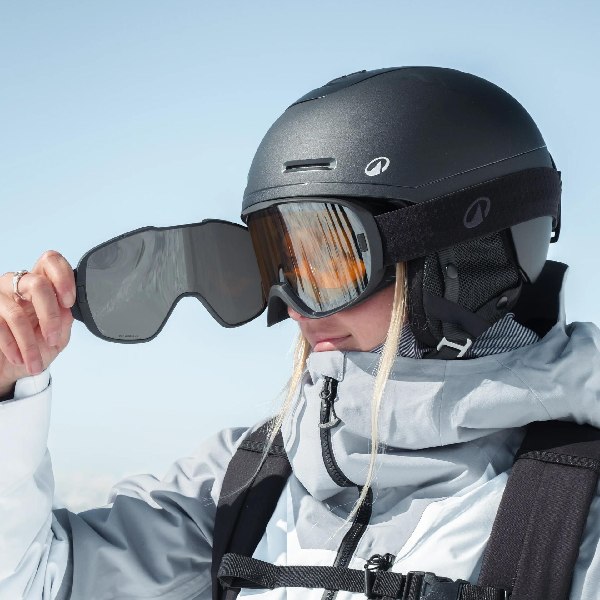 Homme au ski change son masque de ski decathlon