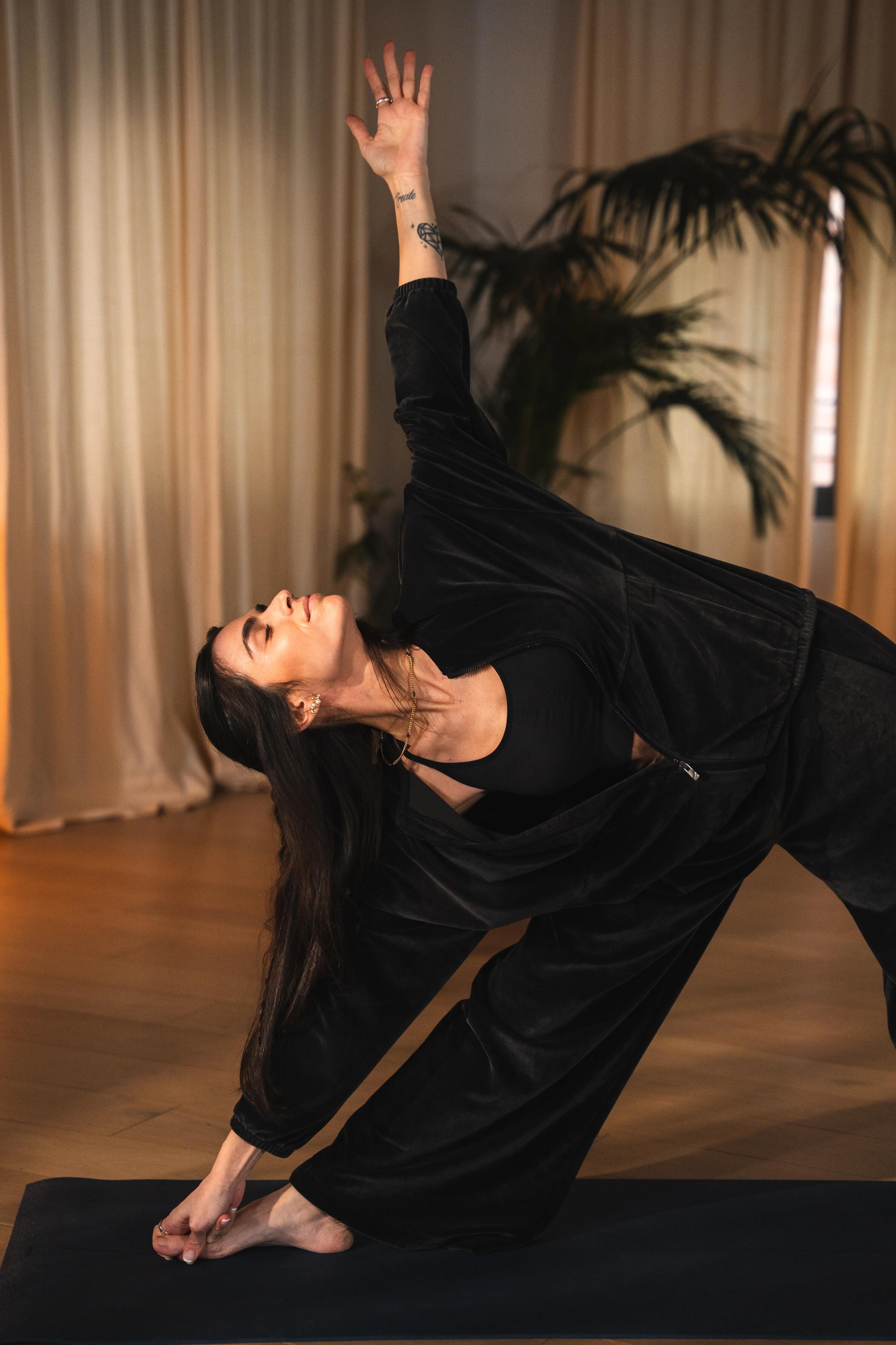 Black velvet yoga and Pilates jacket -  3