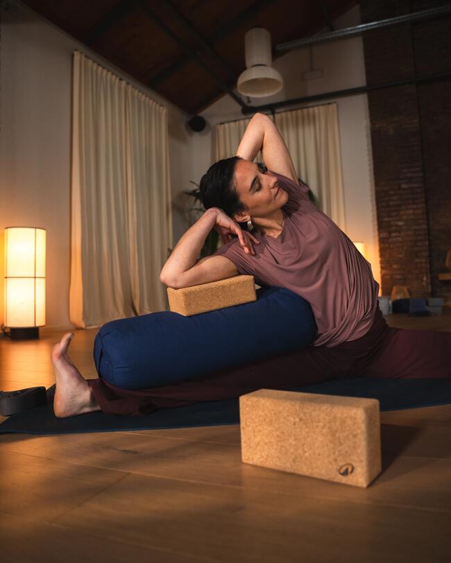 Eine Frau macht Yoga.