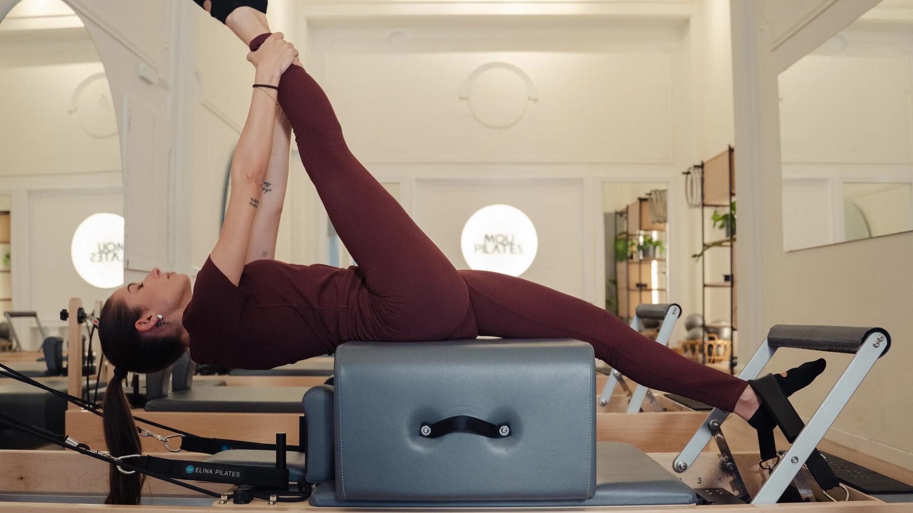 Kobieta ćwicząca na reformerze pilates