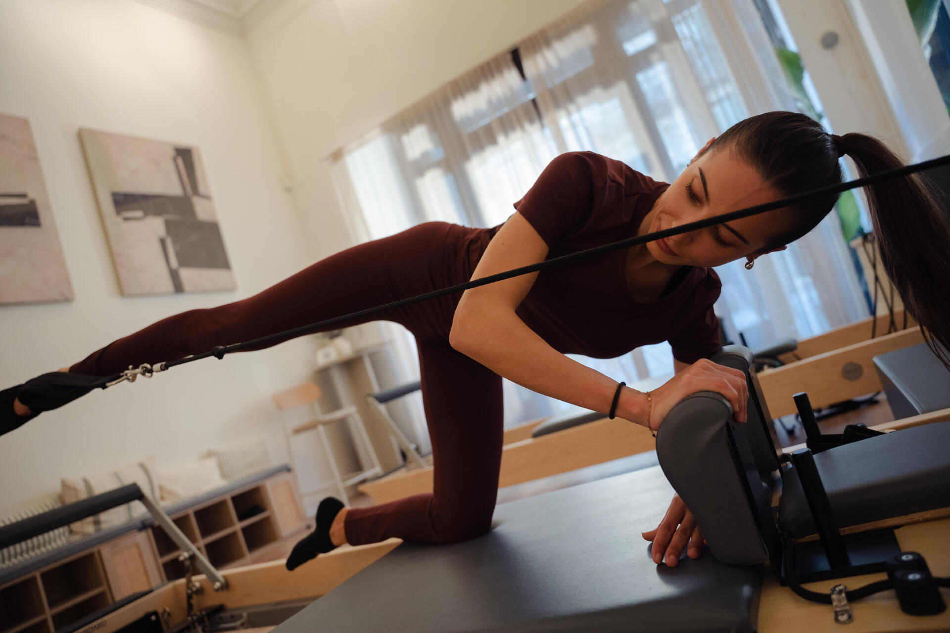 Kobieta ćwicząca na reformerze pilates
