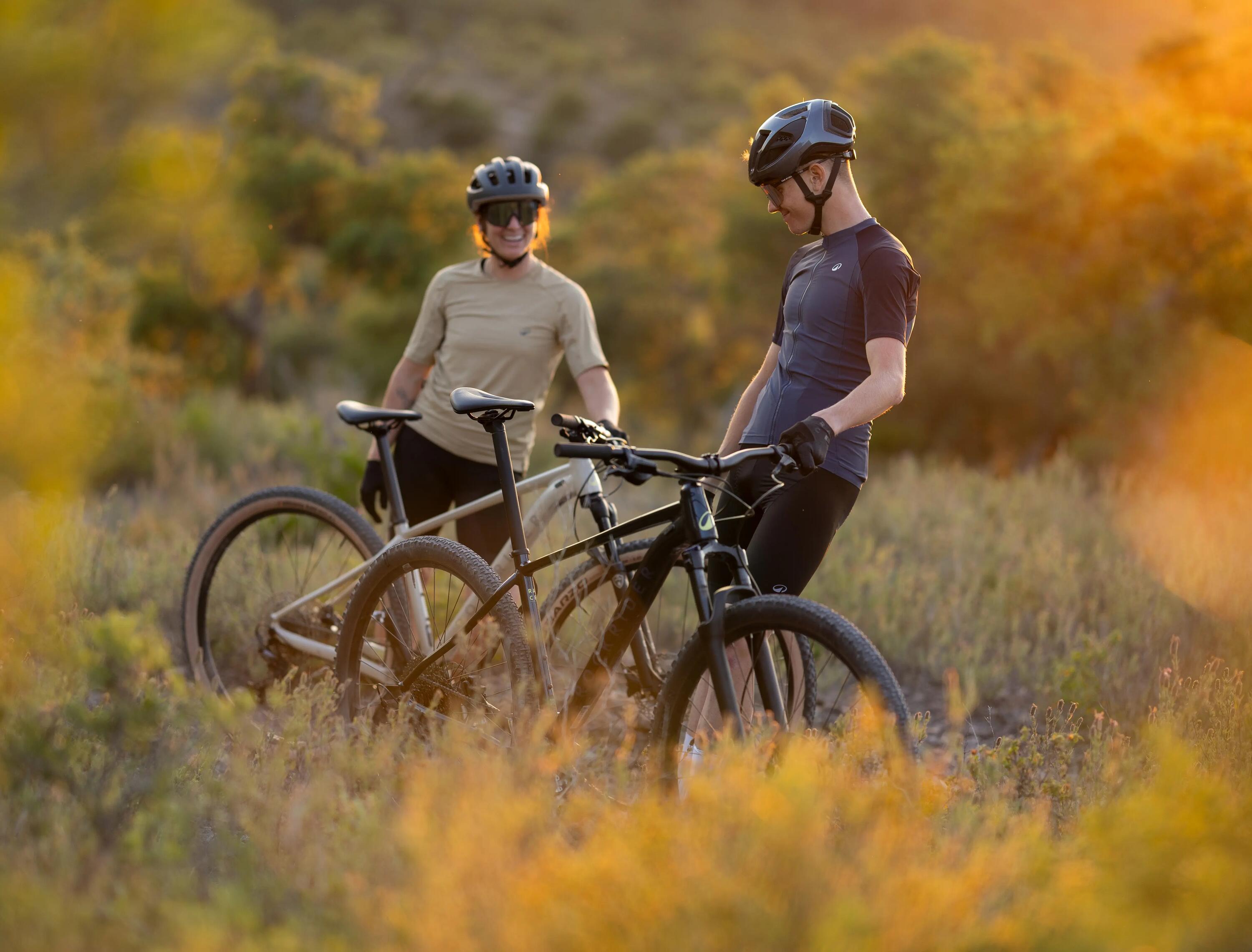 Dos personas comparando sus MTB de la marca Rockrider