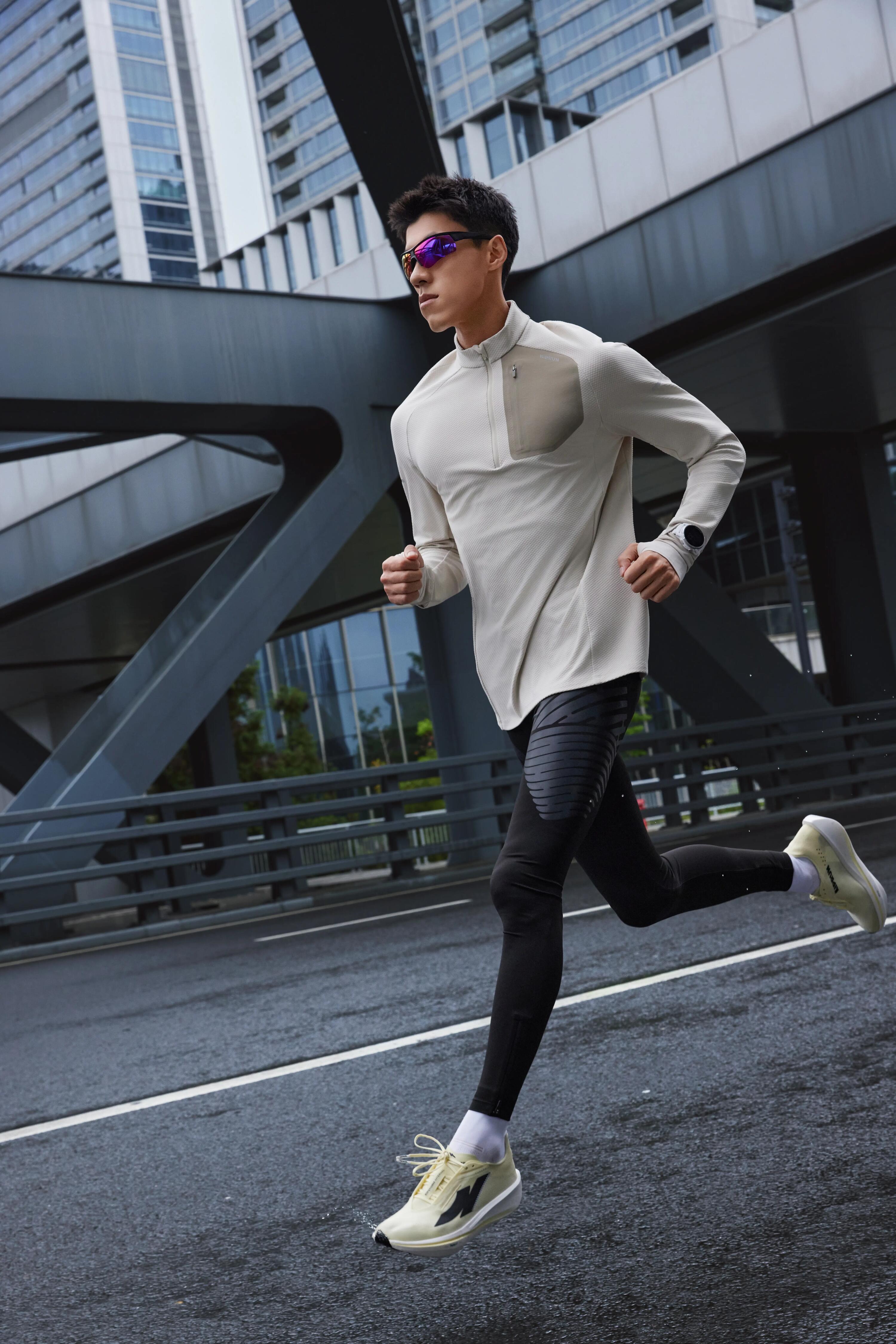 Pánské běžecké tričko na zip s dlouhým rukávem hřejivé Kiprun Run 900 Warm 12/13