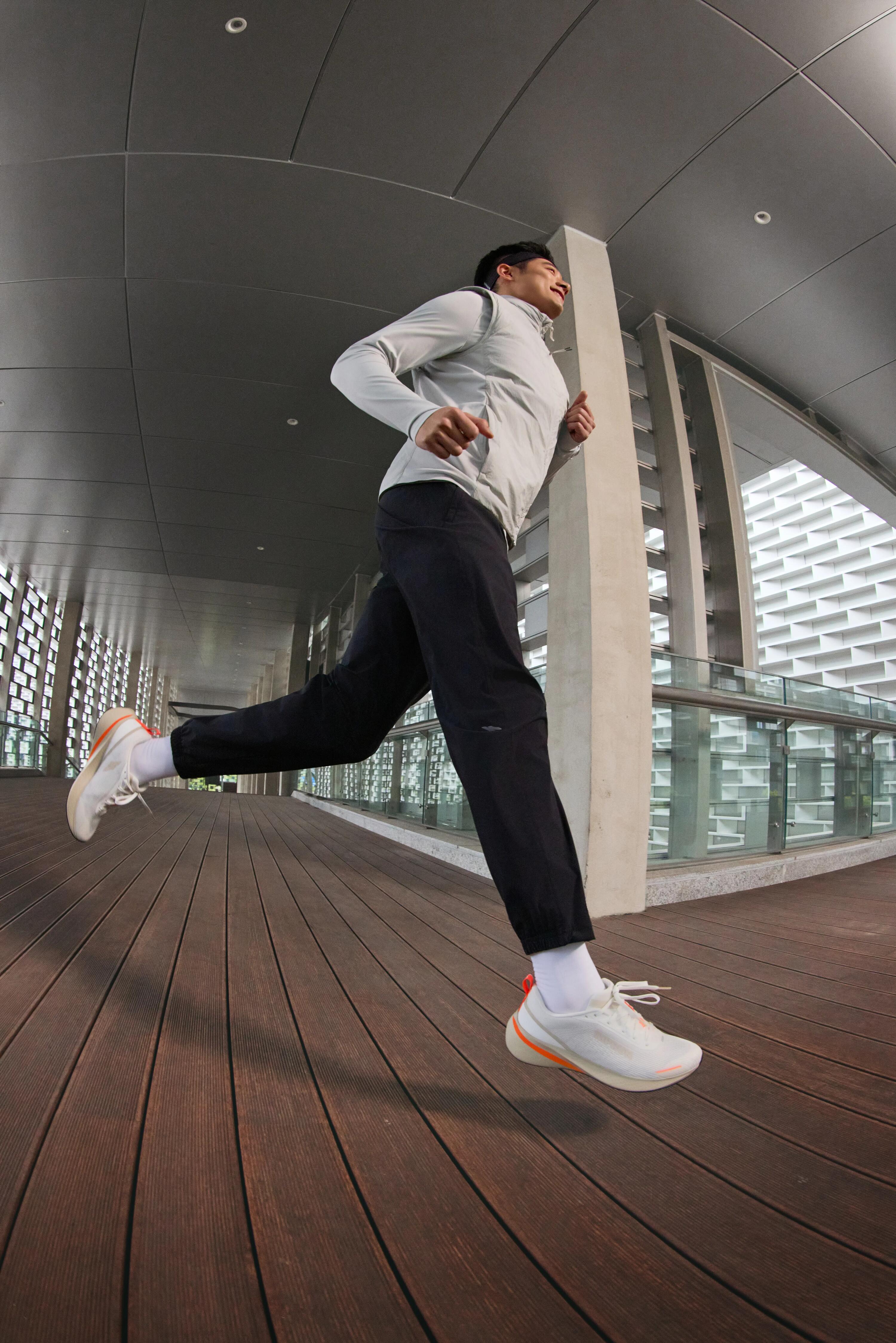KIPRUN SL 500 Men's warm sleeveless running jacket grey 12/12
