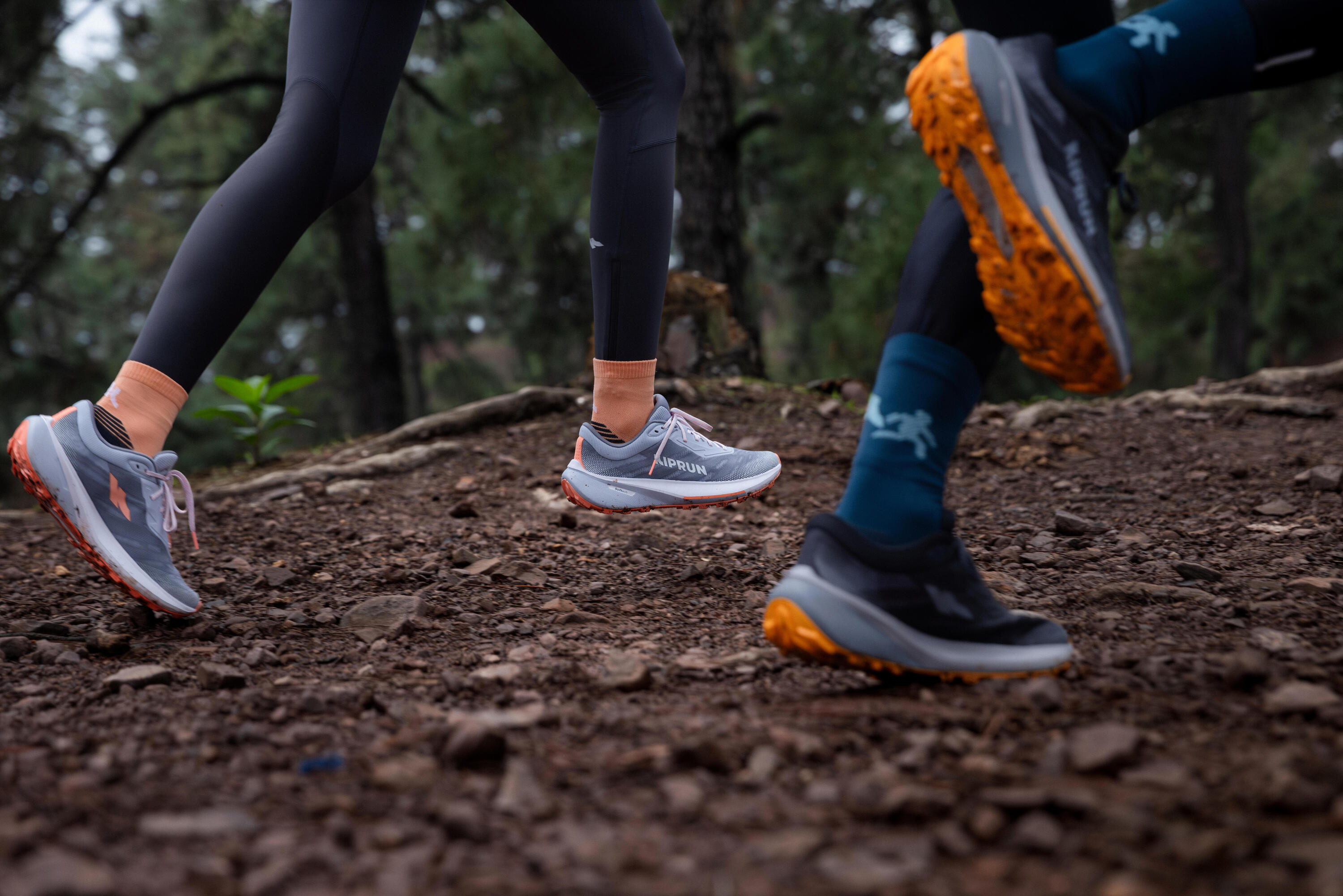 Chaussures de route et trail running femme, Kiprun Kipcore gravel gris et blanc 11/12