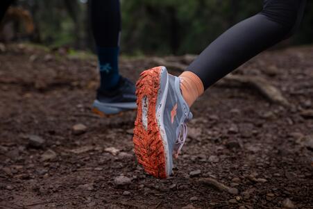 Кросівки жіночі Kiprun Kipcore Gravel для бігу сірі/білі
