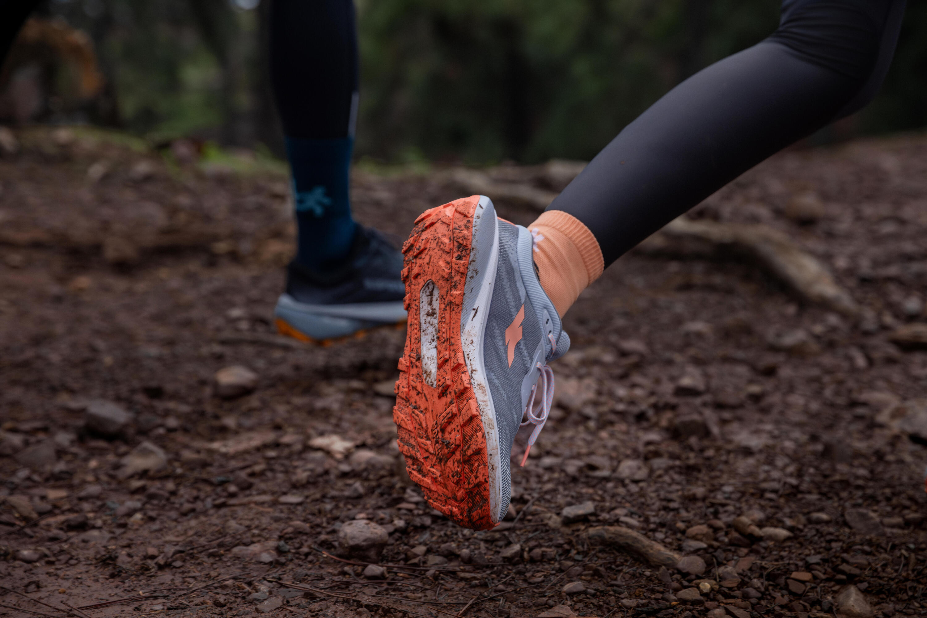 Chaussures de route et trail running femme, Kiprun Kipcore gravel gris et blanc 12/12