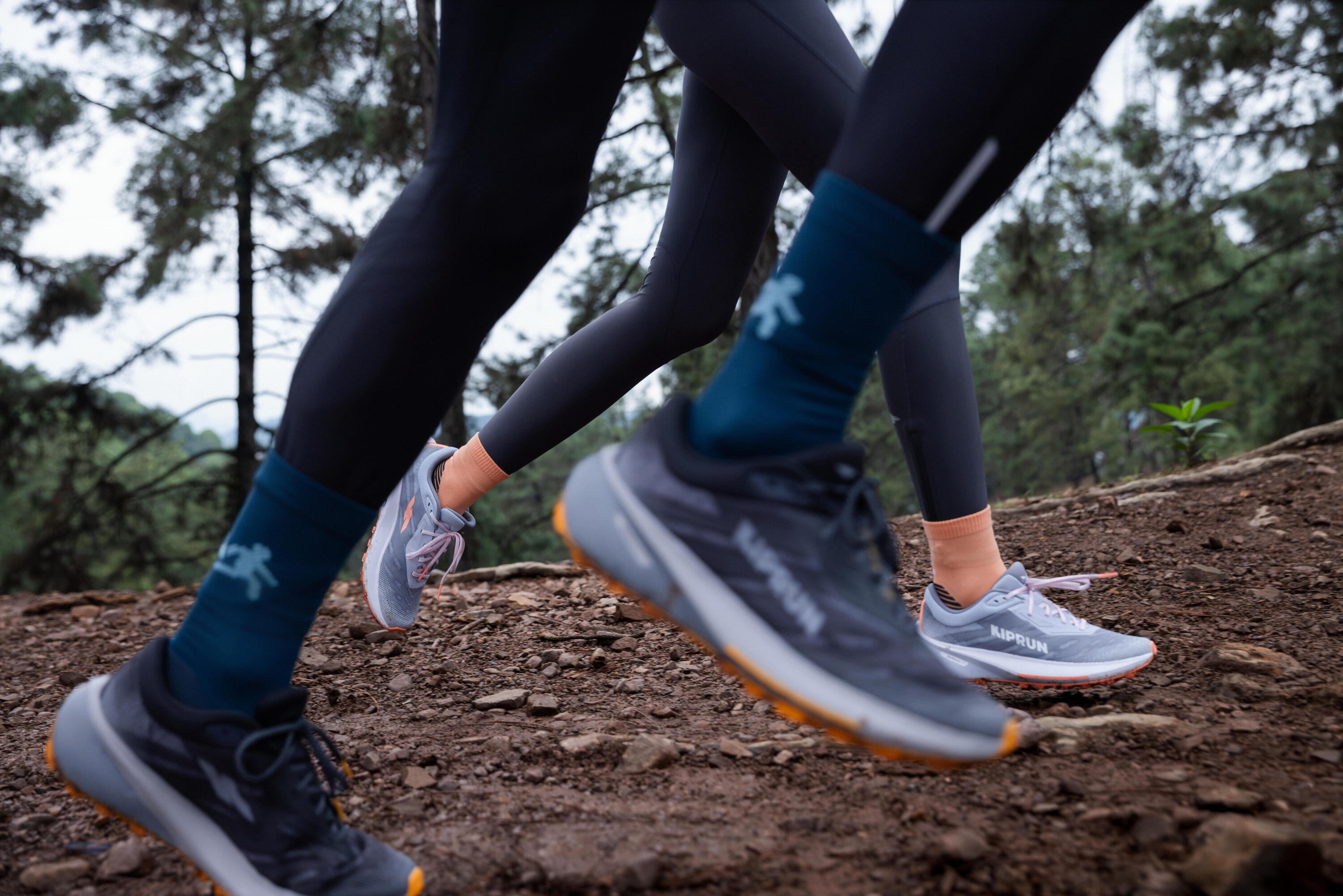 Chaussures de route et trail running femme, Kiprun Kipcore gravel gris et blanc 10/12