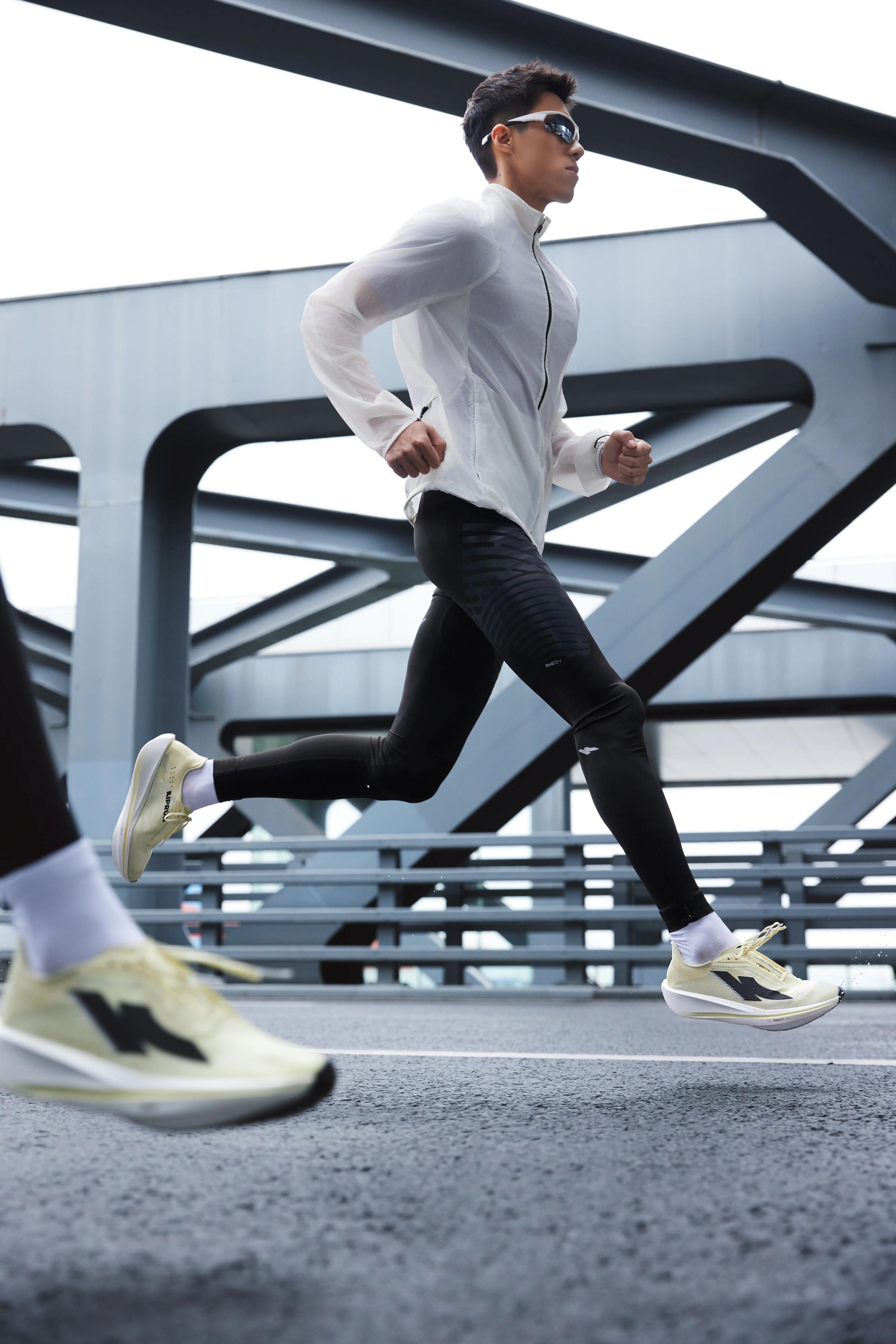 Férfi futónadrág, kompressziós - Run 900 Compress Rheon 17/18