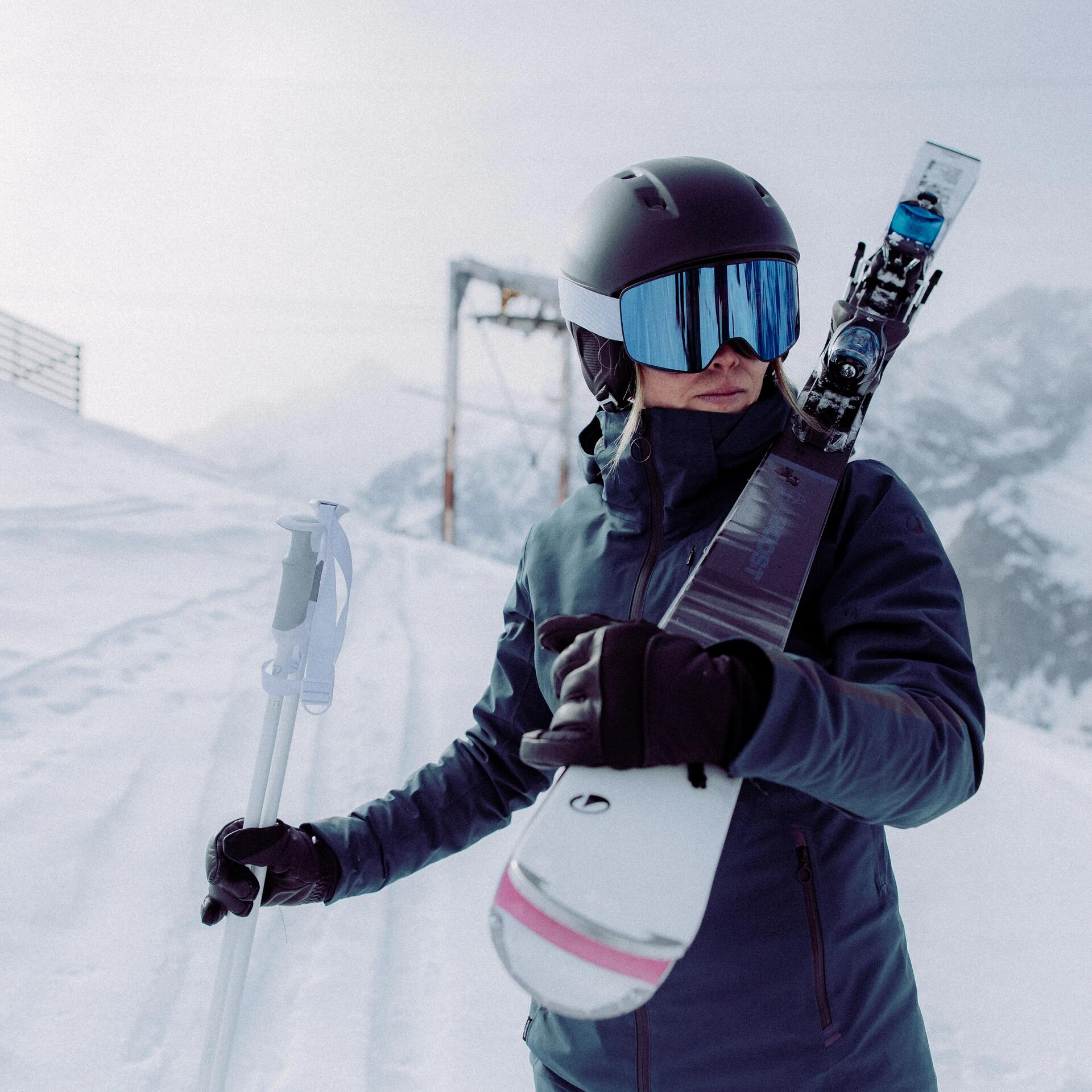 Femme ski freeride avec un masque de ski rose et un casque de ski decathlon