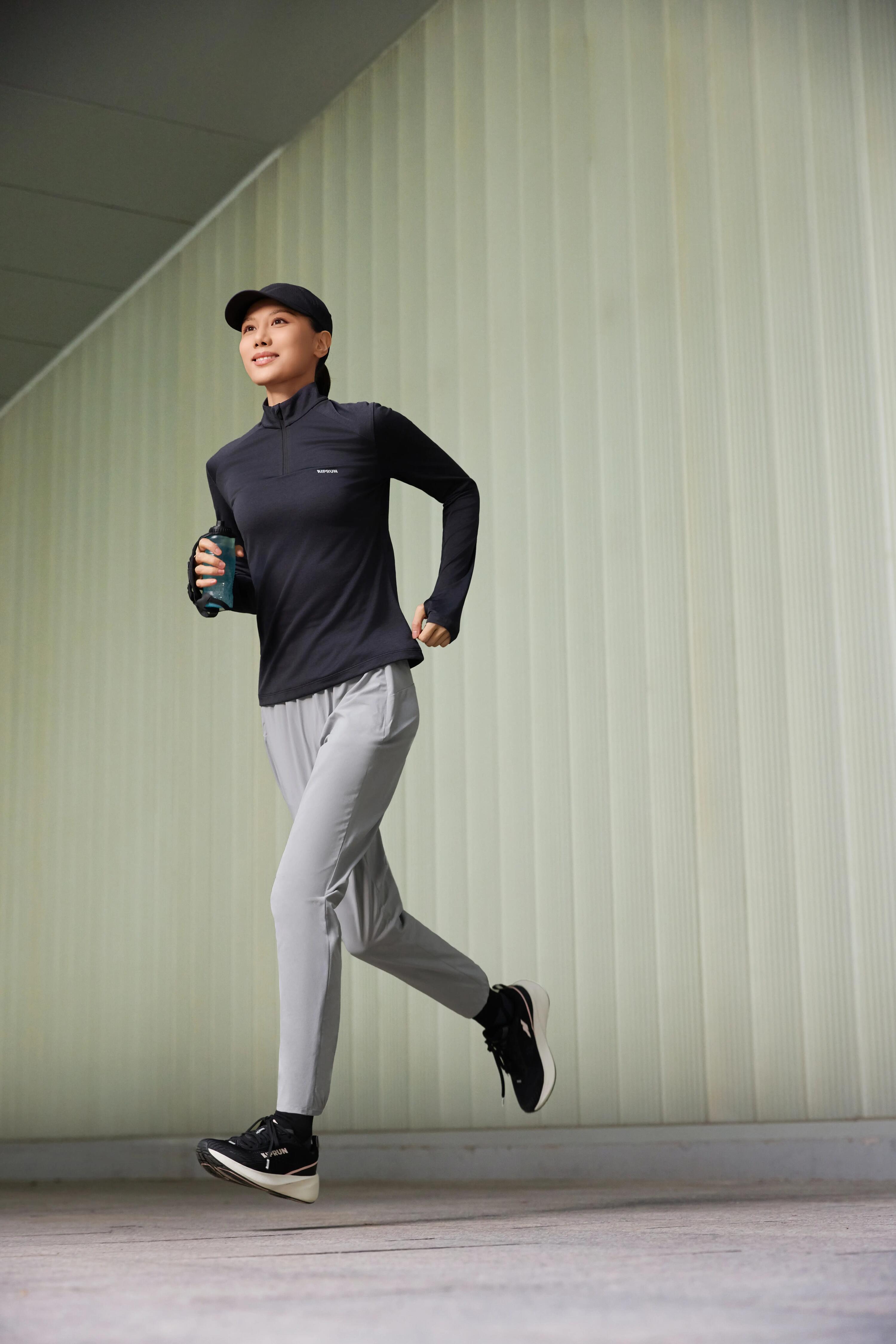 Women's long-sleeved 1/2 zip running T-shirt, Kiprun Run Core black 8/11