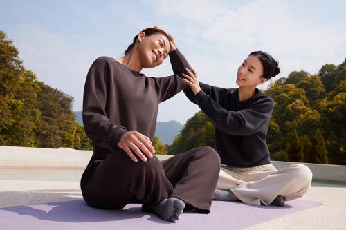 Papa qui fait du yoga avec sa fille