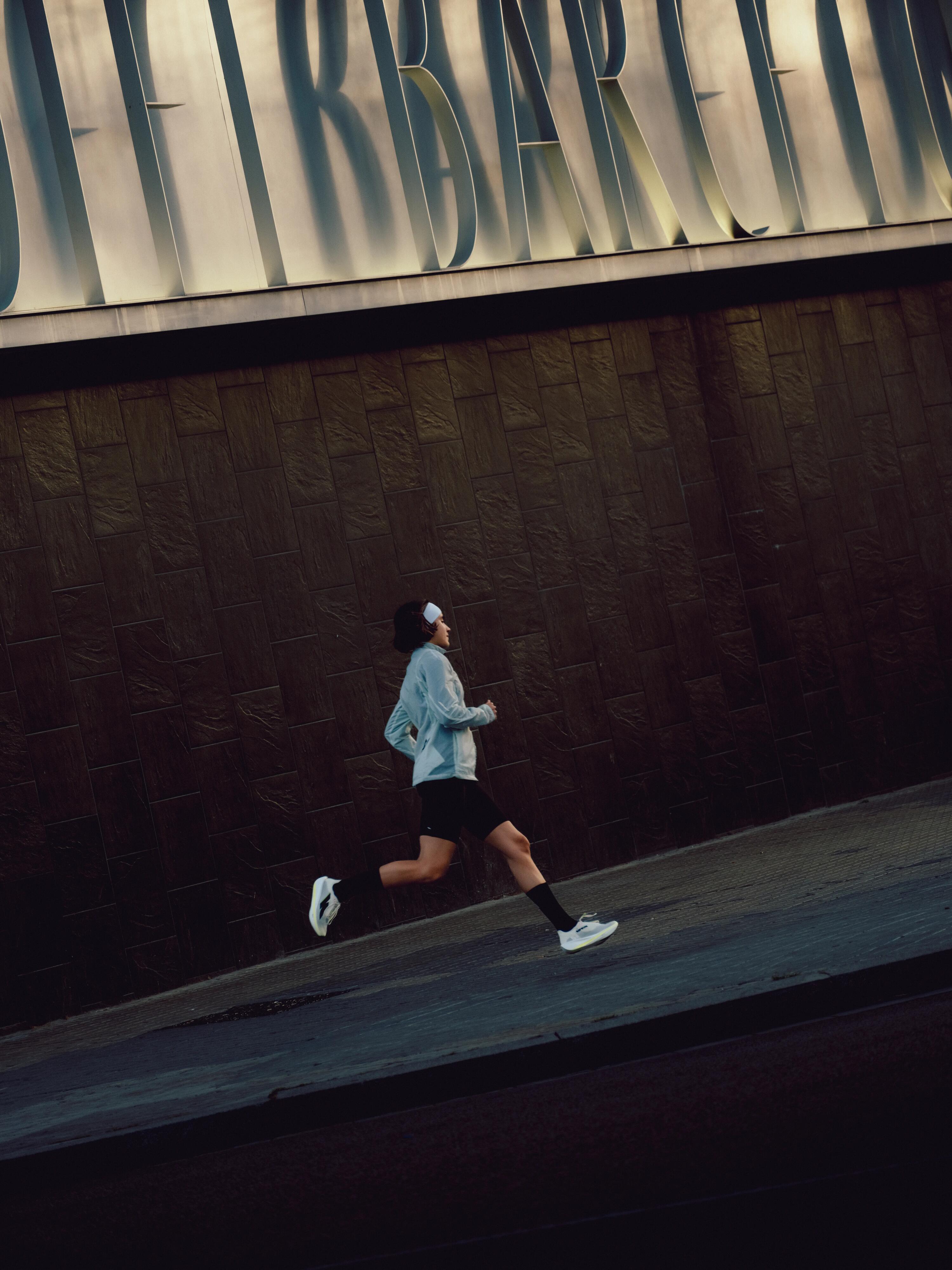 Manteau de course à pied coupe-vent femme, Run 500 3/17