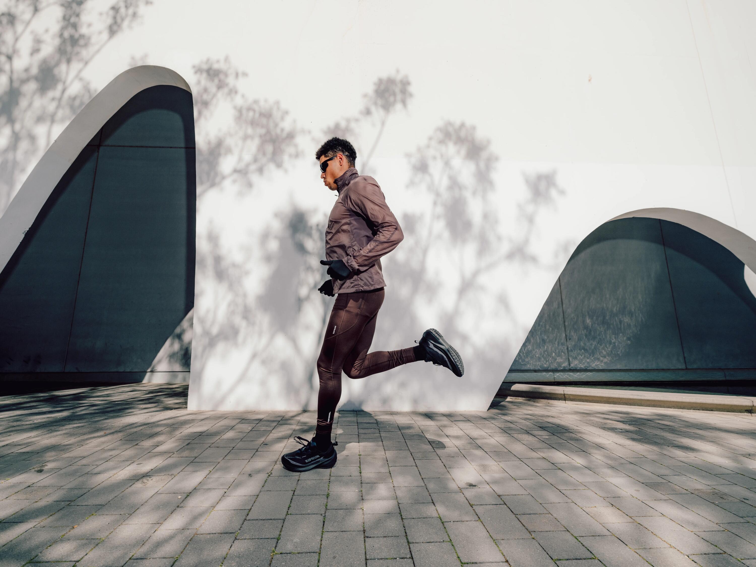 Giacca antivento running uomo RUN 500 marrone 18/19