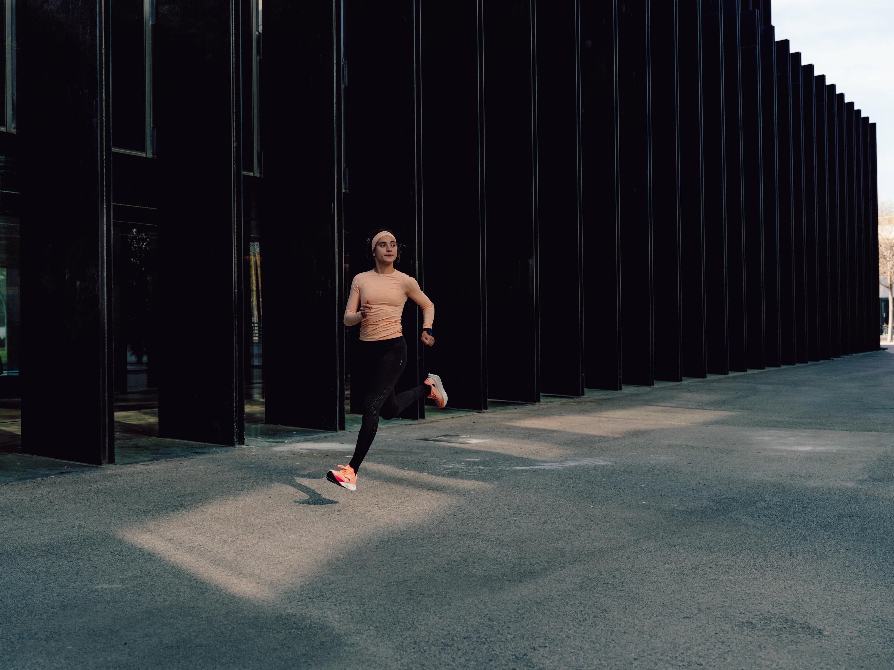 Dámské bezešvé běžecké tričko Run 500 s dlouhým rukávem 7/7