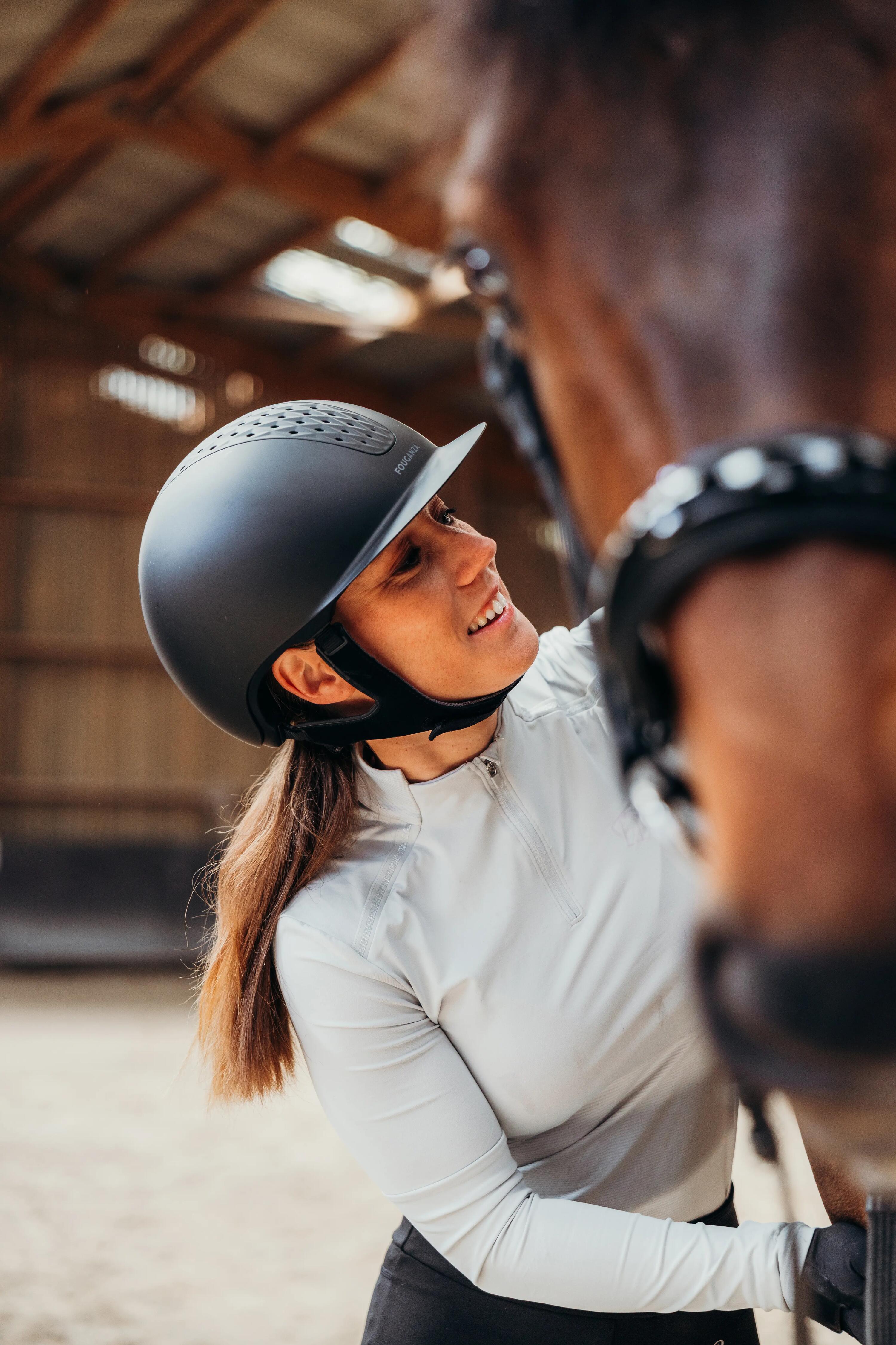 Kind sitz auf ihrem pony, auf dem reitplatz