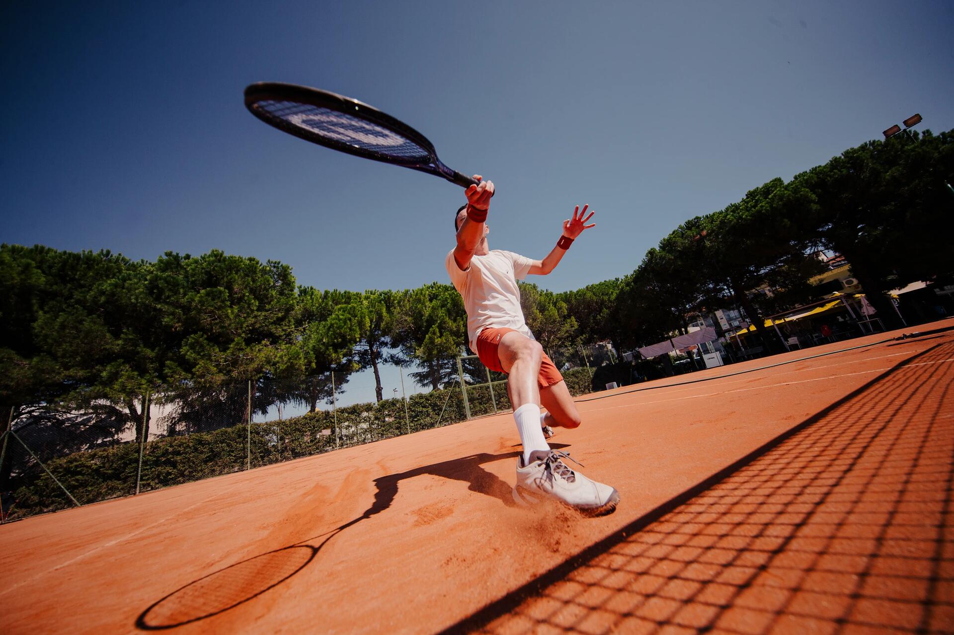 Eine Tennisspielerin spielt Tennis