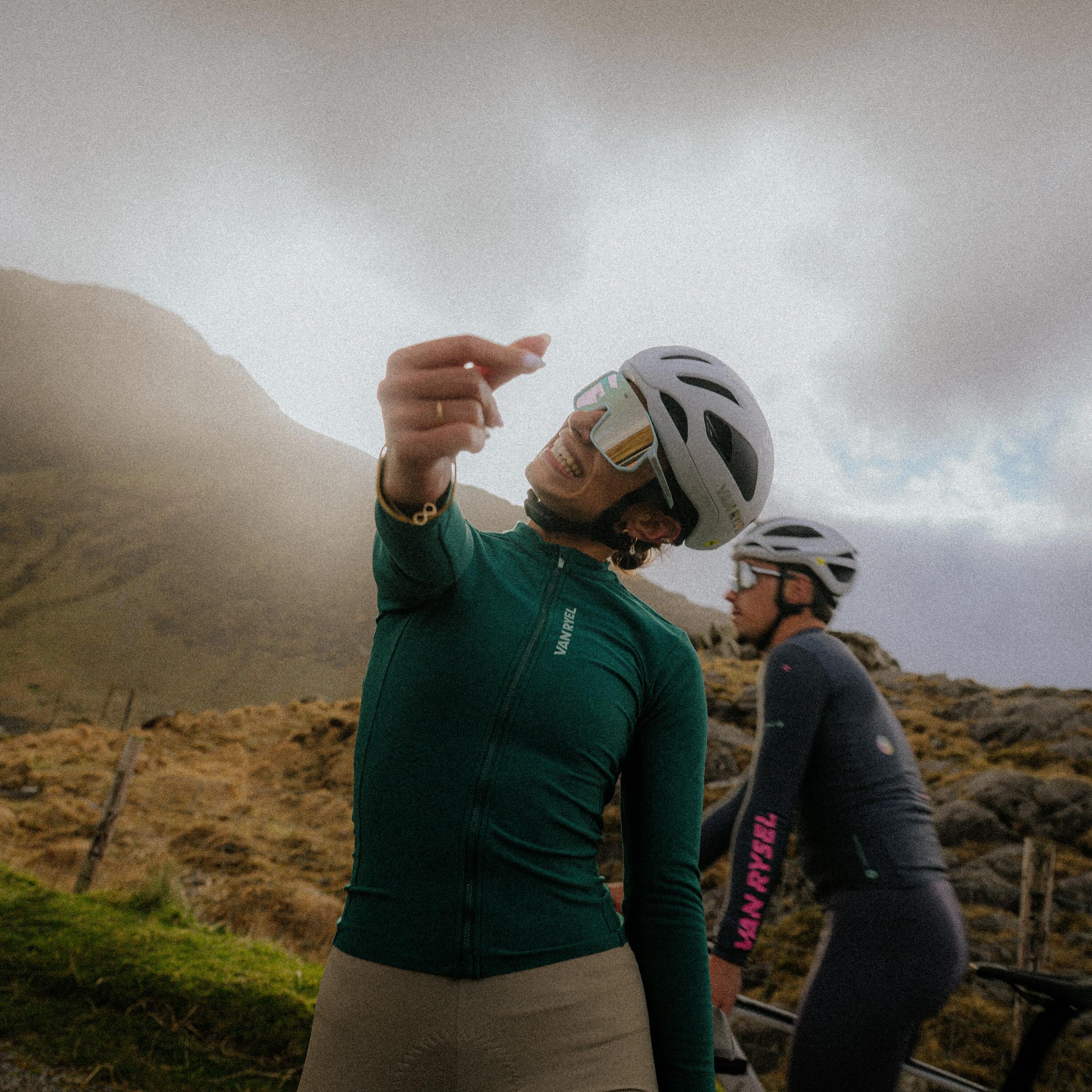 Dos ciclistas con equipación Van Rysel
