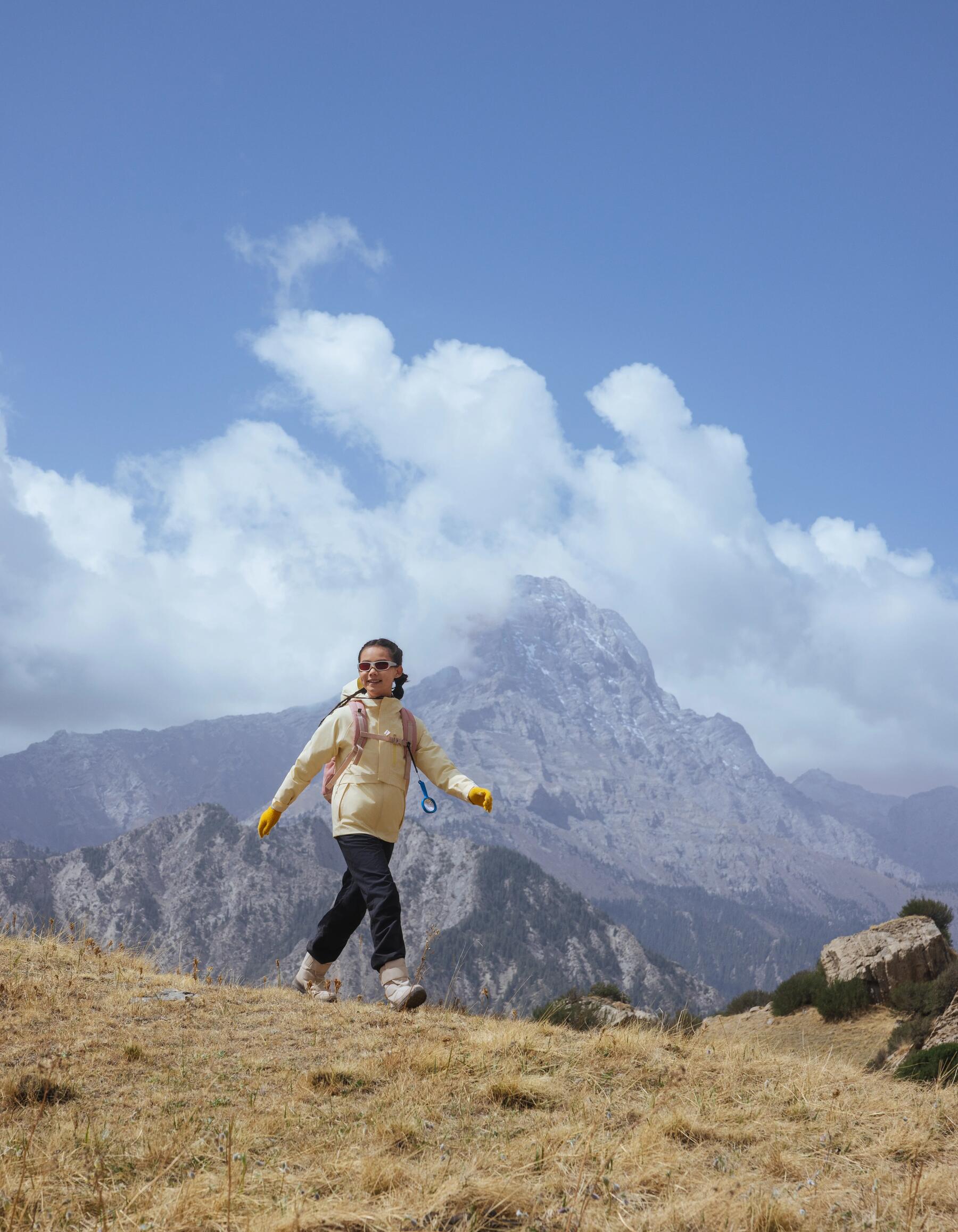 Enfant qui se penche pour aller cueillir un coquelicot